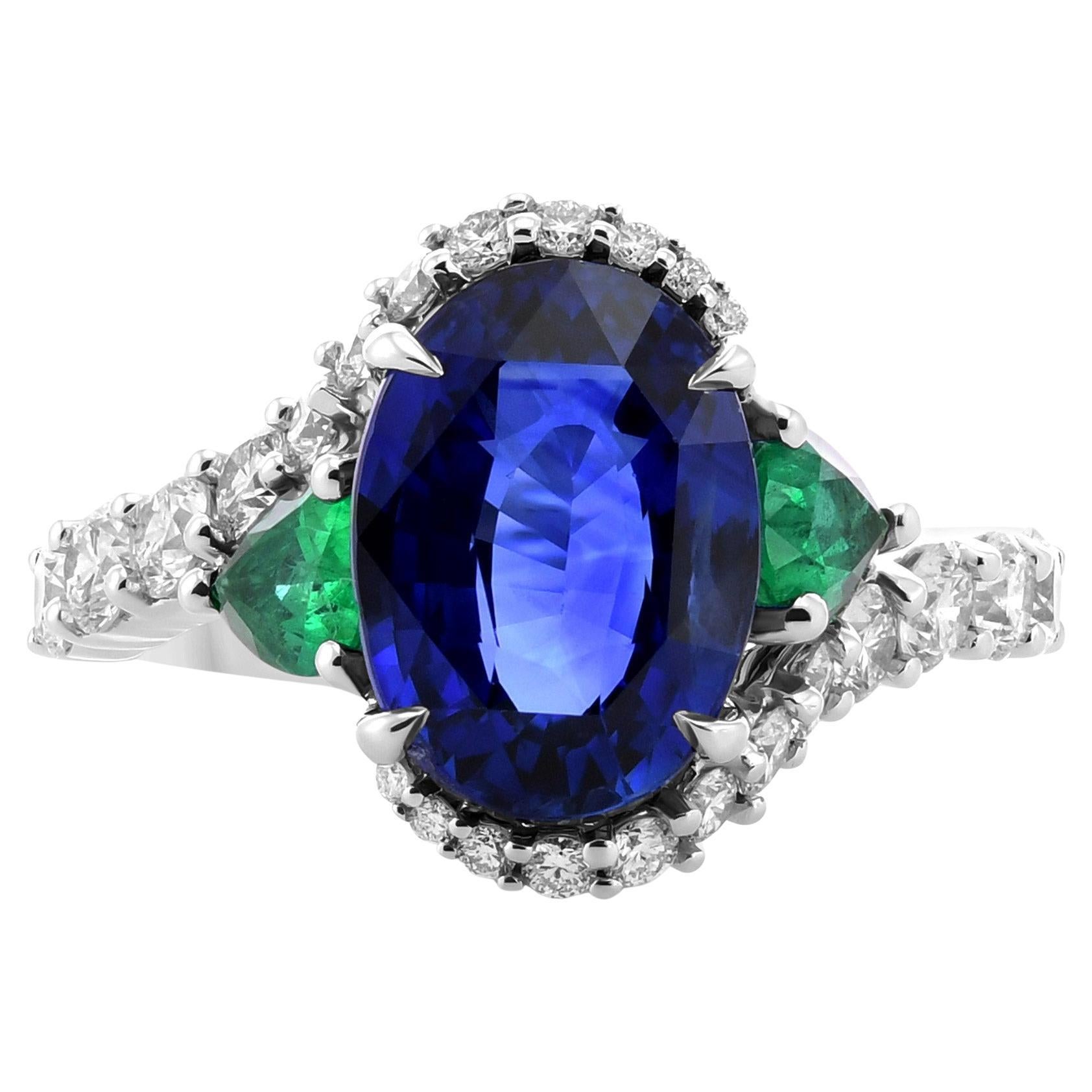 Anillo de zafiro ovalado azul real certificado de 4,99 cts, esmeraldas pera y diamantes en venta