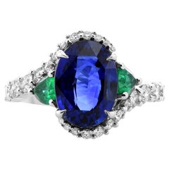 4.99 cts Certified Royal Blue Oval Sapphire, Pear Emeralds, and Diamond Ring (bague avec saphir ovale certifié bleu royal, émeraudes poires et diamants)