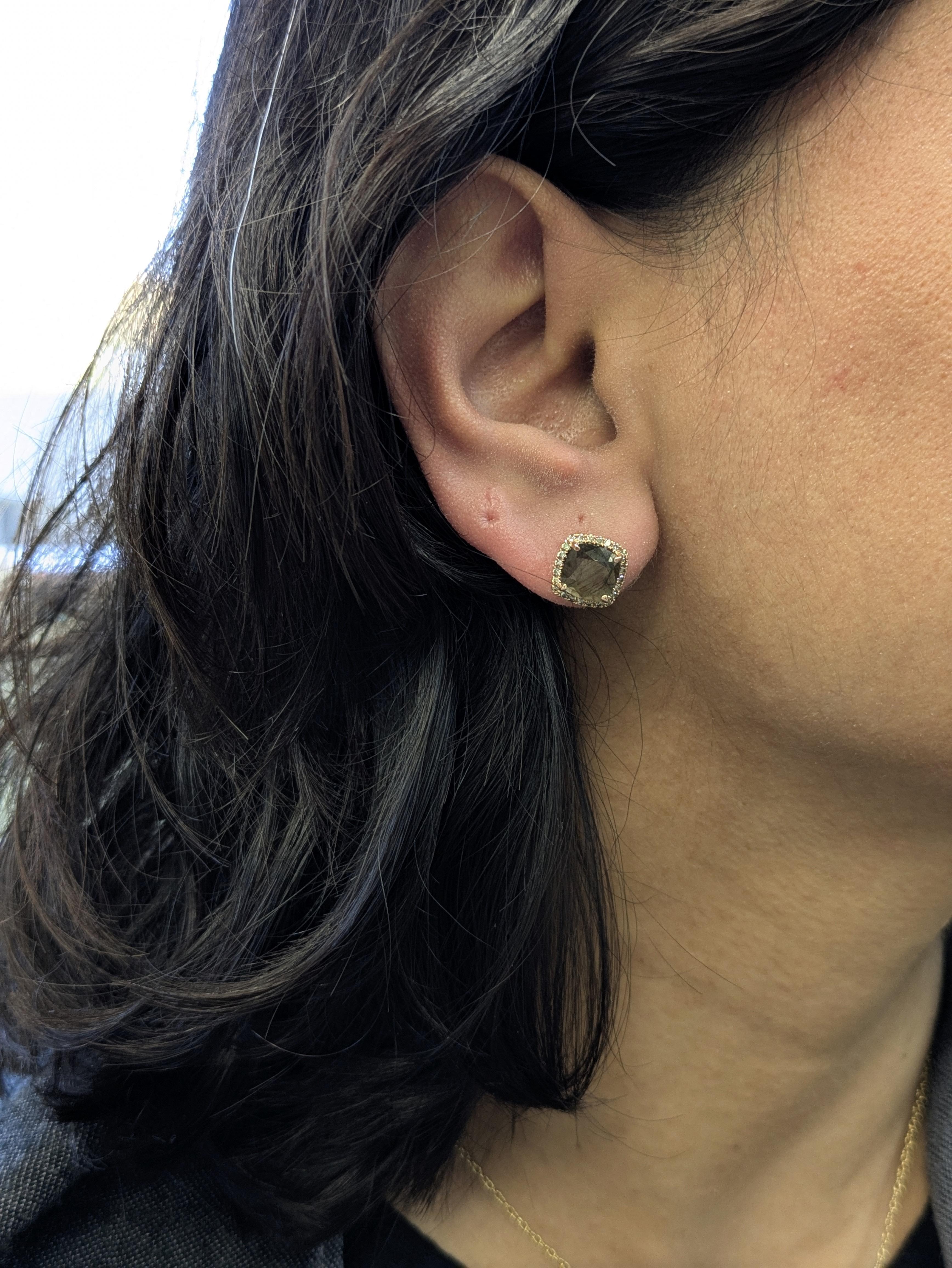 Realizzati in oro massiccio 14 carati, questi orecchini presentano zaffiri dorati da 4,9 carati avvolti da una raggiante aureola di diamanti naturali. Una miscela luminosa di calore e scintillio per un'eleganza davvero unica.

