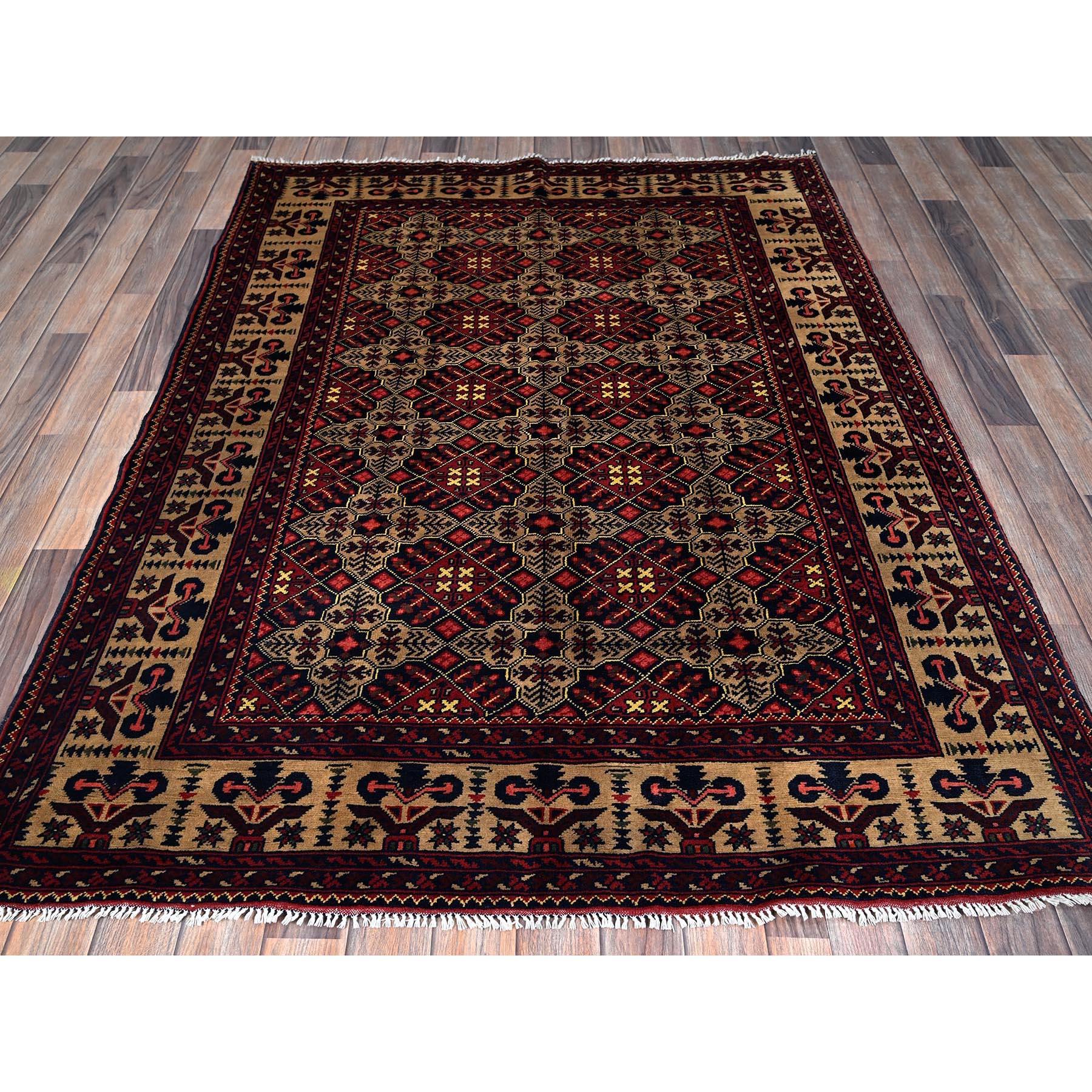 Rosso imperiale, Khamyab afgano con insolito sfondo chiaro, annodato a mano, lana morbida e lucente, tinture vegetali, tappeto orientale
Materiali primari: Lana
Lattice: No Pile 
altezza: 0,25 pollici
Stile: Tradizionale
Colore primario: