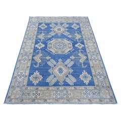 Tappeto in lana annodato a mano 4'9 "x6'5" blu dall'aspetto vintage Kazak con medaglione geometrico