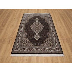 4'9"x6'9" Black Tabriz Mahi with Fish Medallion Design Hand Knotted Wool Rug