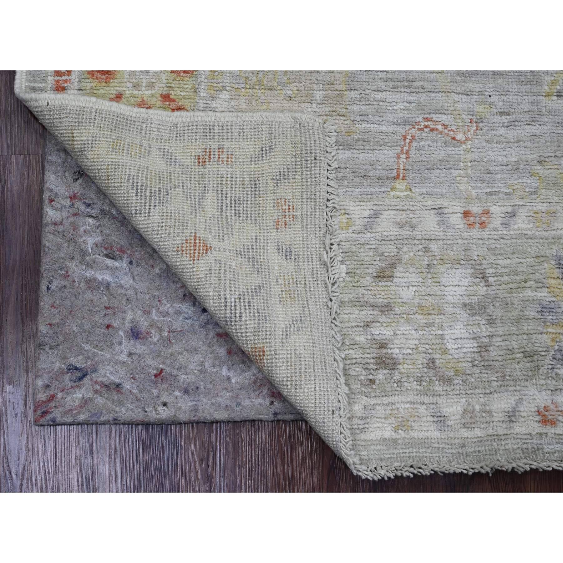Spanish Gray, Handgeknüpft, Afghanischer Angora Oushak mit buntem Blatt-Design, Natürliche Farbstoffe, 100% Wolle, Orientteppich
Primäre MATERIALIEN: Wolle
Latex: Kein Flor
Höhe: 0,25 Zoll
Stil: Transitional
Grundfarbe: Grau
Sekundäre Farben: Rot,