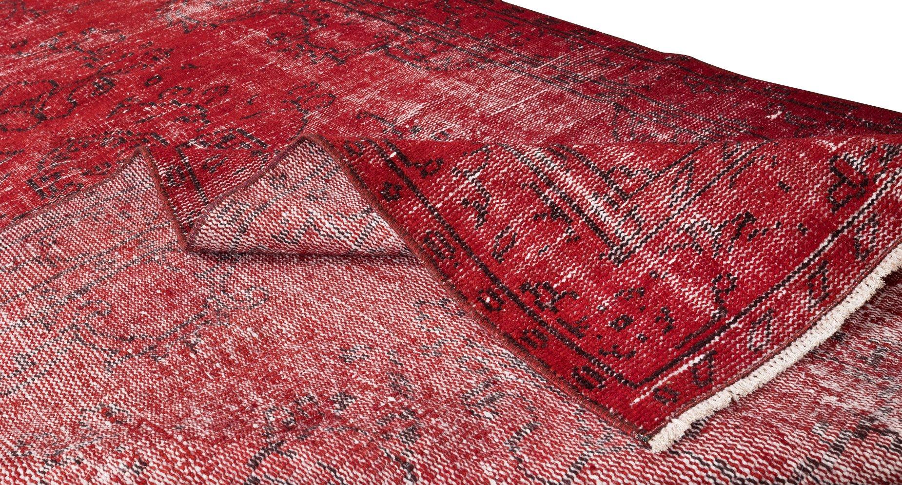 Turc 5x8.6 Ft Handmade 1960s Turkish Rug Re-Dyed in Red, Idéal pour les intérieurs Modernes en vente