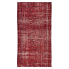 5x8.6 Ft Handmade 1960s Turkish Rug Re-Dyed in Red, Idéal pour les intérieurs Modernes