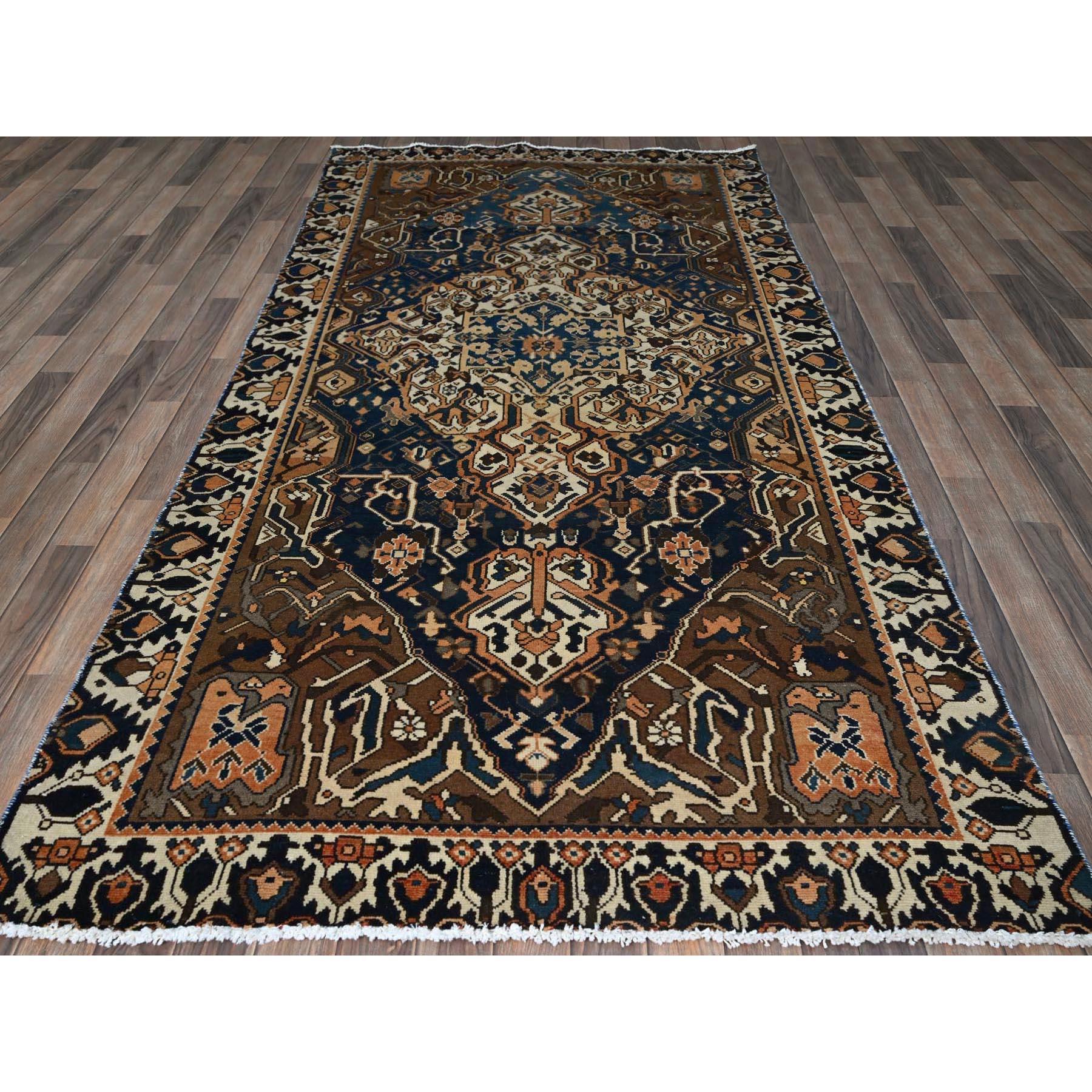 Marineblau, Vintage Persischer Bachtiar mit großem Medaillon-Design, dünn geschnitten, kein Flor, gleichmäßige Abnutzung, Seiten und Enden professionell gesichert, 100% Wolle, handgeknüpft, guter Zustand, breiter Läufer, Orientteppich
Primäre