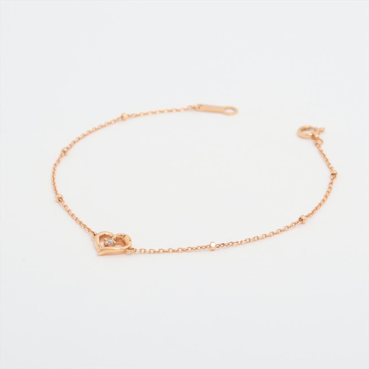Le bracelet 4℃ Heart Diamond est un bijou délicat et charmant qui respire l'élégance et le romantisme. Le bracelet comporte une breloque en forme de cœur magnifiquement travaillée, ornée d'un diamant étincelant en son centre, symbolisant l'amour et