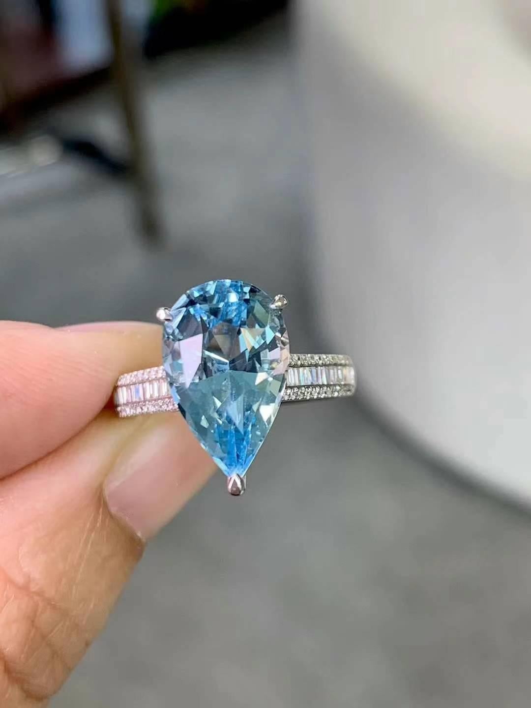 Donna Anello con acquamarina da 4 carati e diamante da 0,30 carati in oro bianco 18 carati in vendita