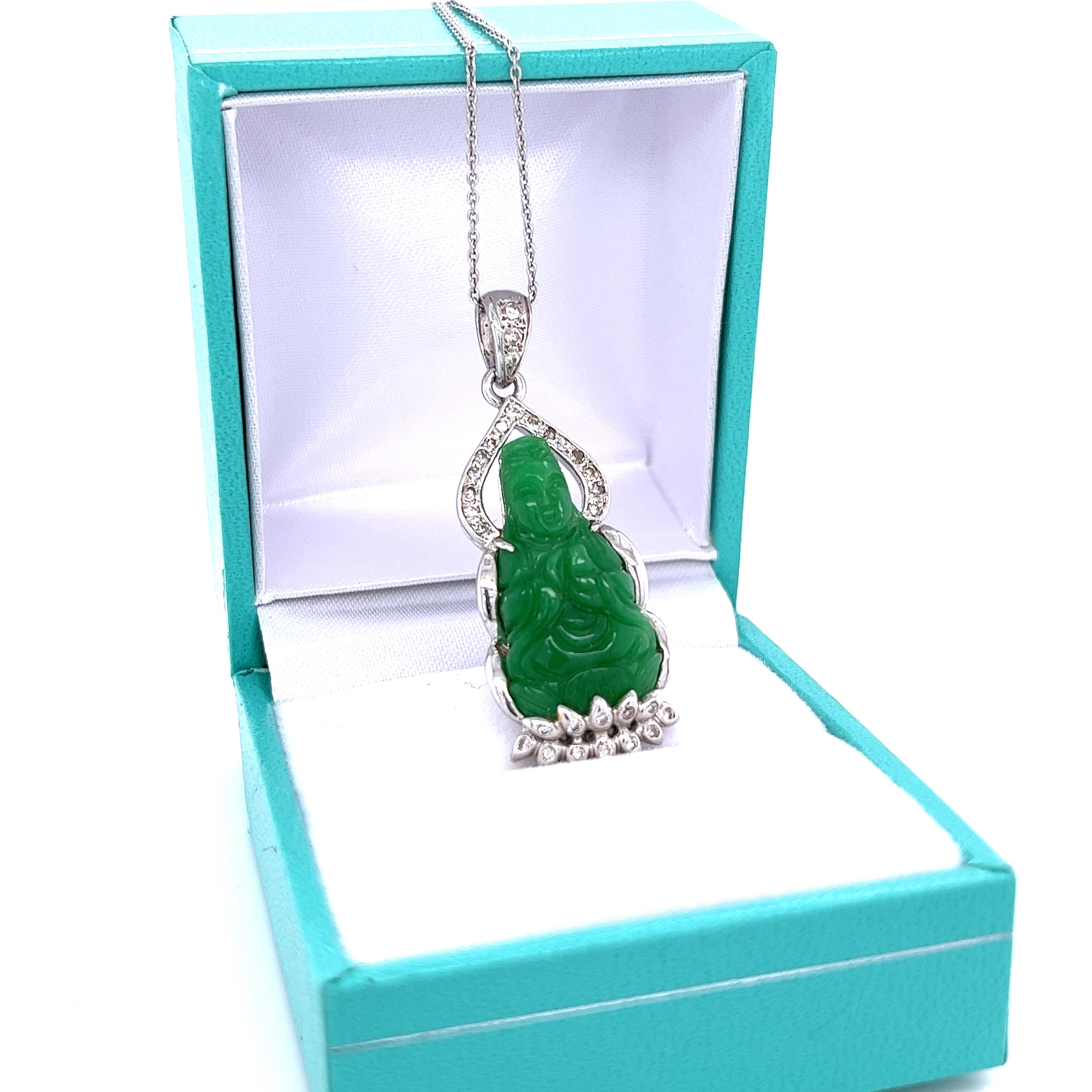 Taille ronde Pendentif en jade de Bouddha sculpté de 4 carats et diamants ronds de 14 carats avec chaîne à câble en vente