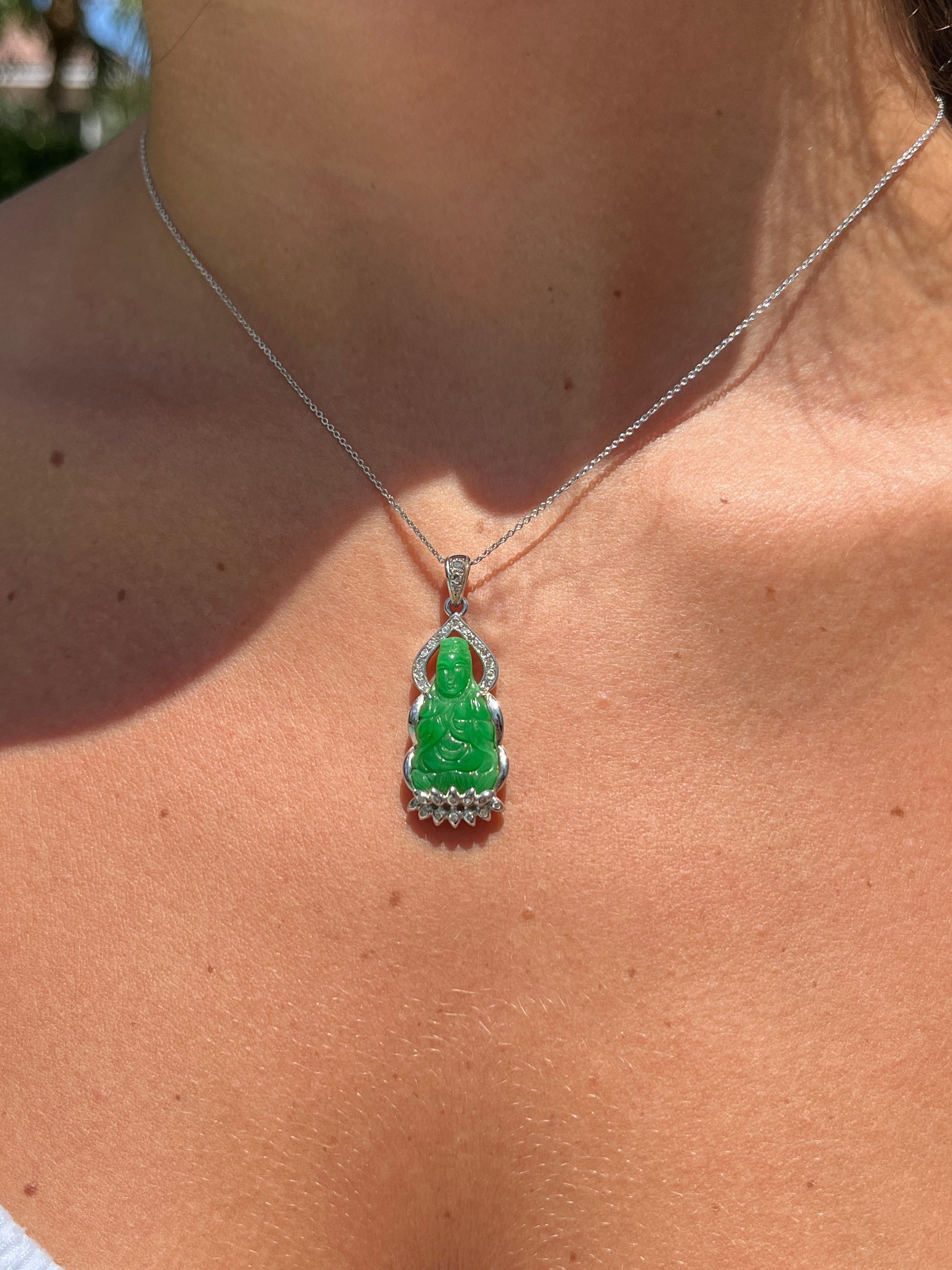 Pendentif en jade de Bouddha sculpté de 4 carats et diamants ronds de 14 carats avec chaîne à câble en vente 2