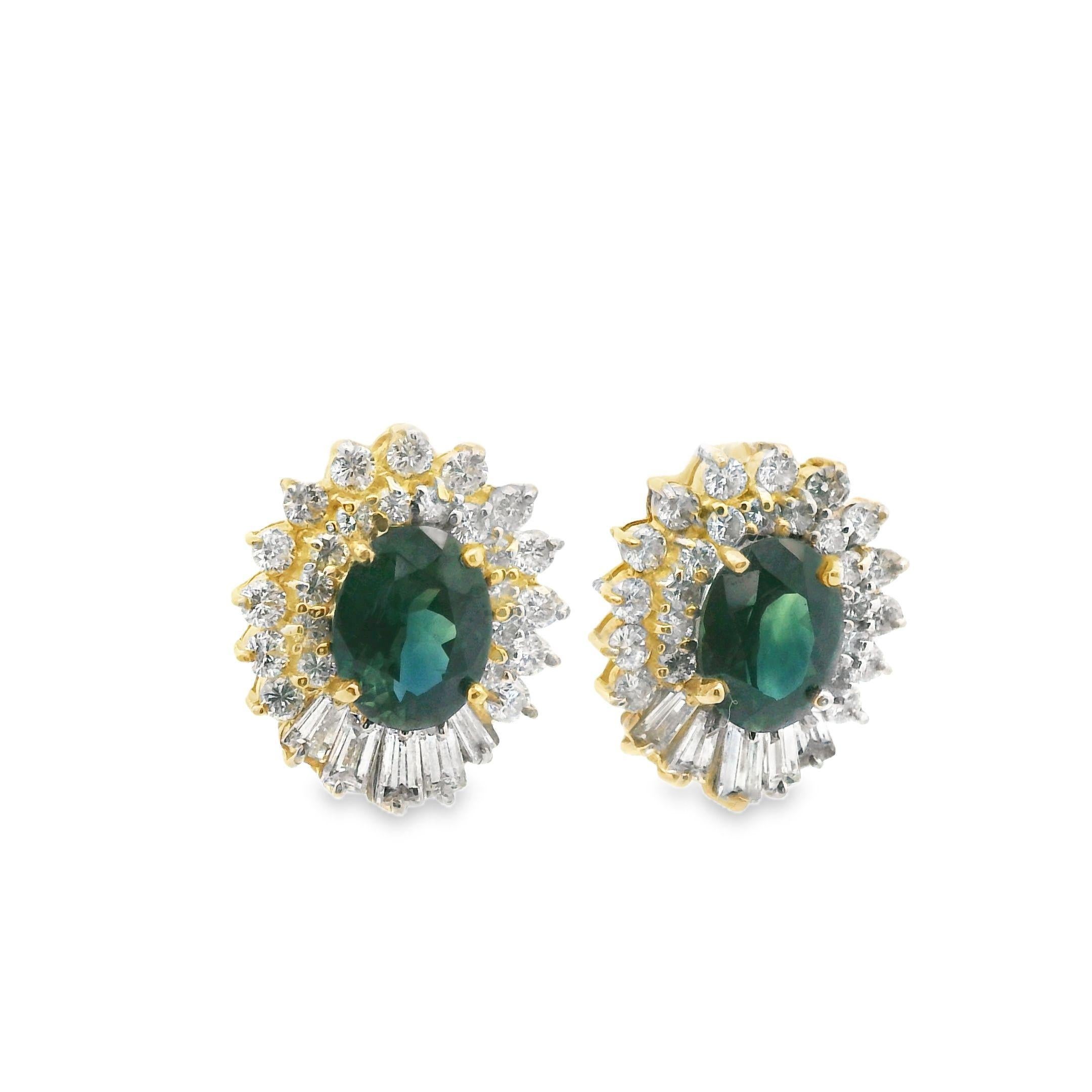 Ces étonnantes boucles d'oreilles modernes du milieu du siècle sont fabriquées en or jaune 14k et présentent deux saphirs de couleur naturelle changeante entourés de diamants. Ces incroyables saphirs centraux sont d'un bleu foncé qui vire au vert