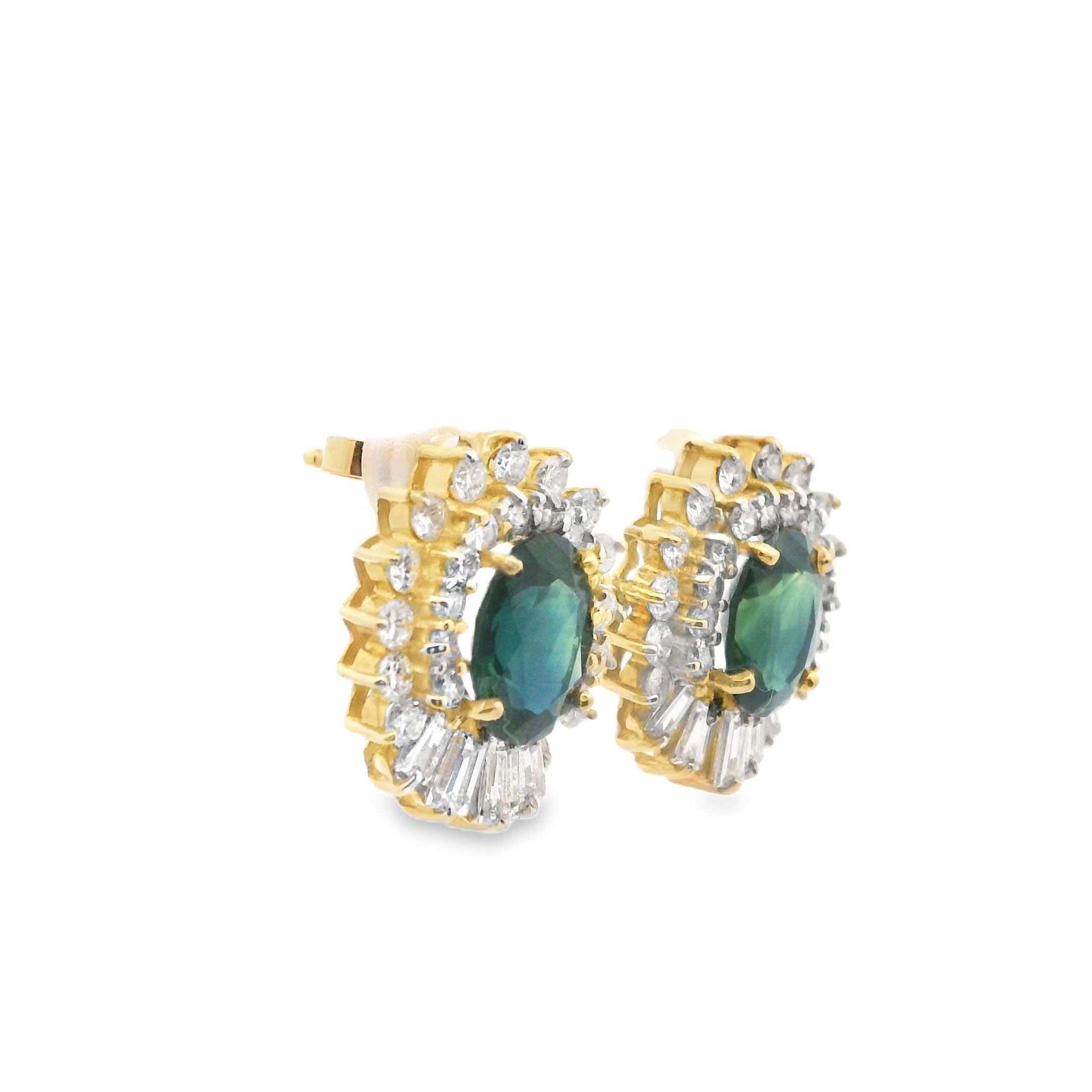 Taille ronde Clous d'oreilles en or jaune 14 carats avec saphir naturel à couleur changeante de 4 carats et diamants en vente