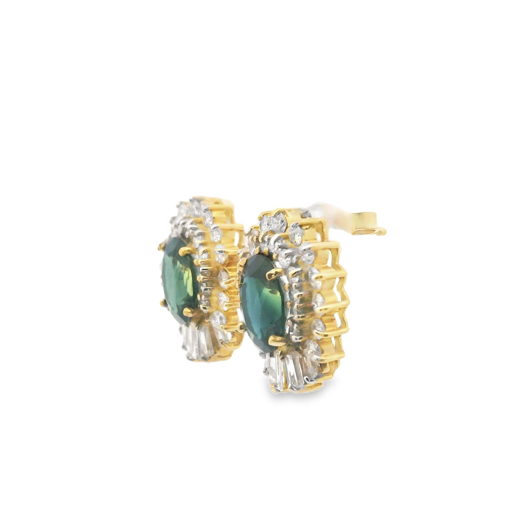 Clous d'oreilles en or jaune 14 carats avec saphir naturel à couleur changeante de 4 carats et diamants en vente 3