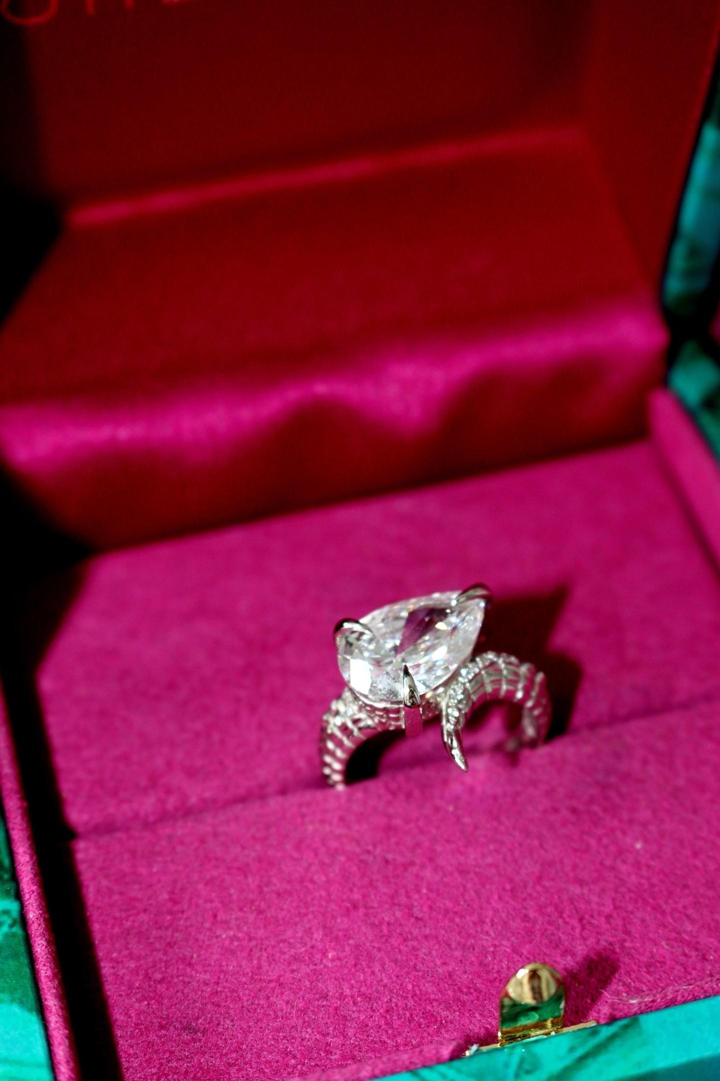 For Sale:  4ct Pear Cut Diamond Croc Tail Ring in Platinum and White diamonds 5