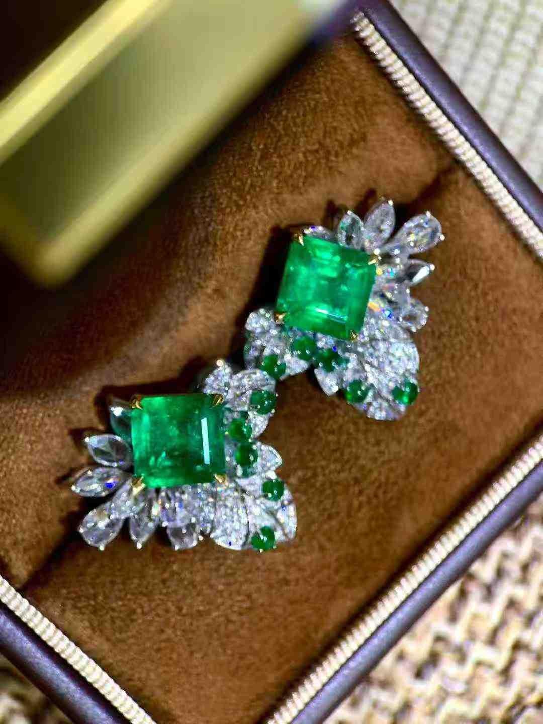 4ct Emerald & 1.80ct Diamond Stud Earrings in 18K White Gold in vendita 4