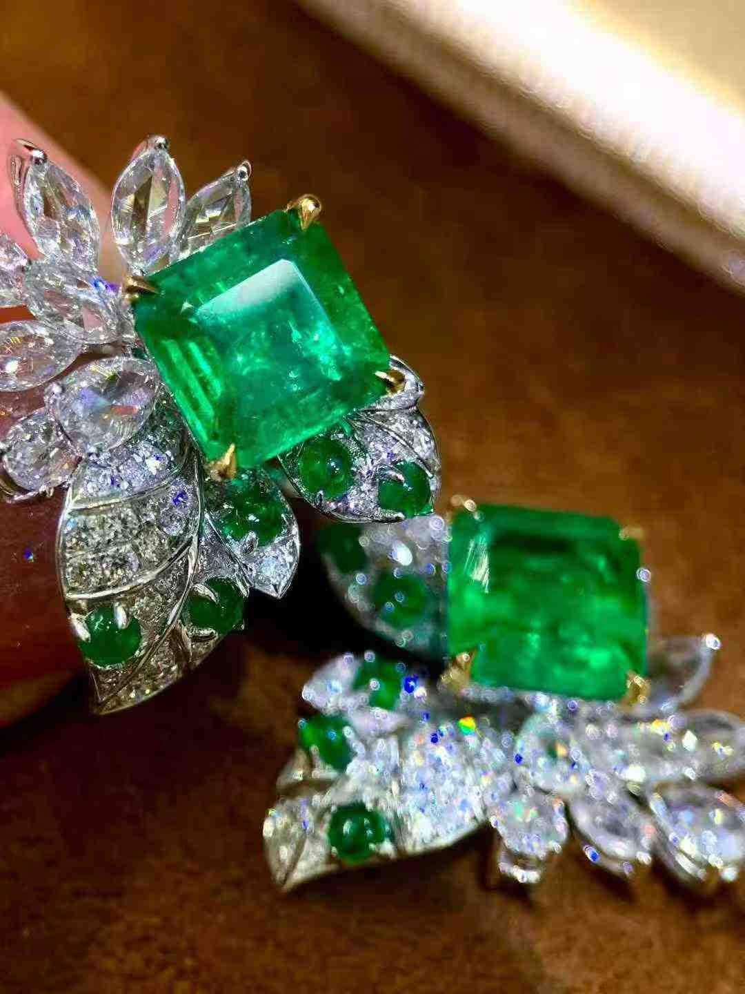 4ct Emerald & 1.80ct Diamond Stud Earrings in 18K White Gold in vendita 5