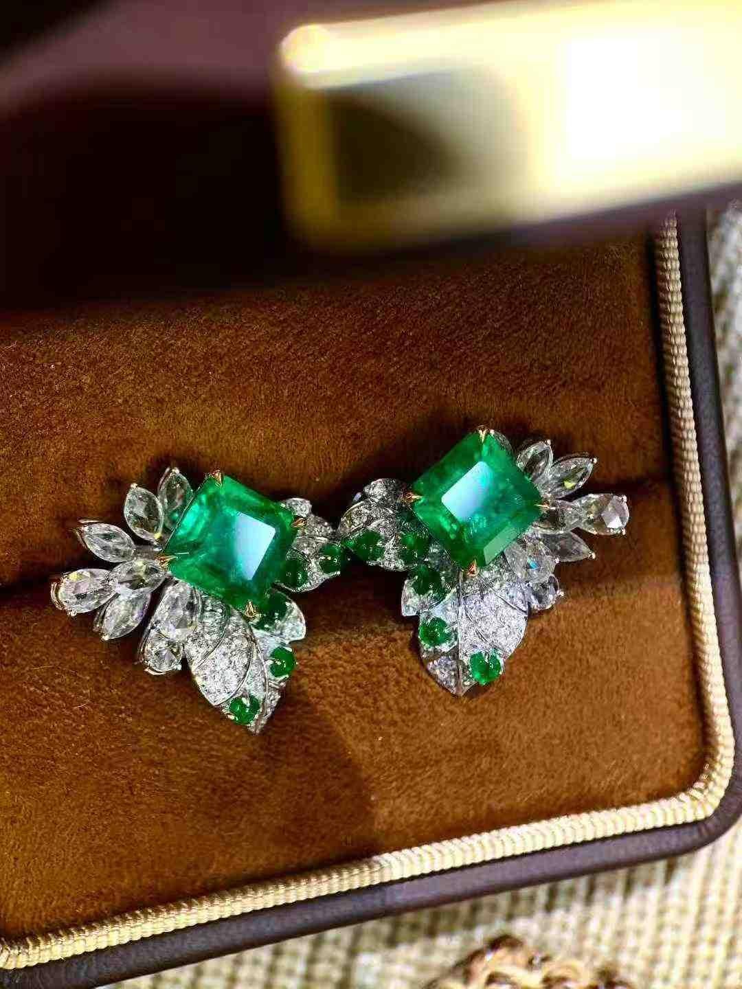 4ct Emerald & 1.80ct Diamond Stud Earrings in 18K White Gold in vendita 6