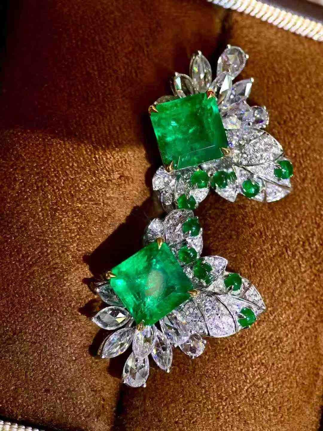 4ct Emerald
1.80ct Diamond Stud Earrings in 18K White Gold