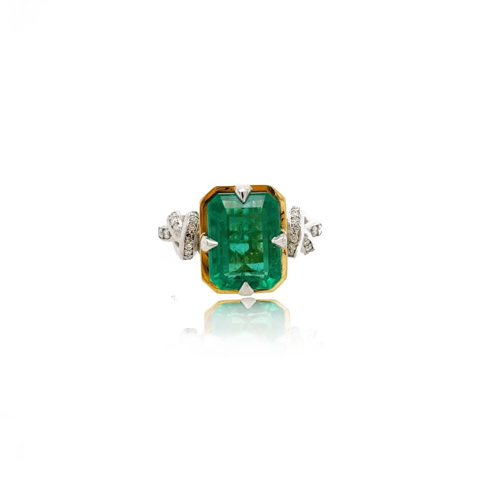 Women's or Men's 4ct Emerald Cut Emerald ring in platinum and 22k yellow gold For Sale