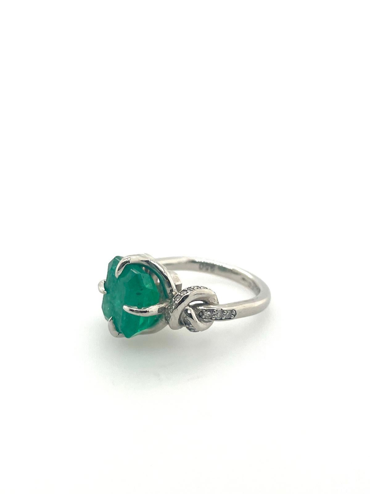 Im Angebot: 4 Karat Smaragd Solitär in Platin mit Diamantknöpfen () 3