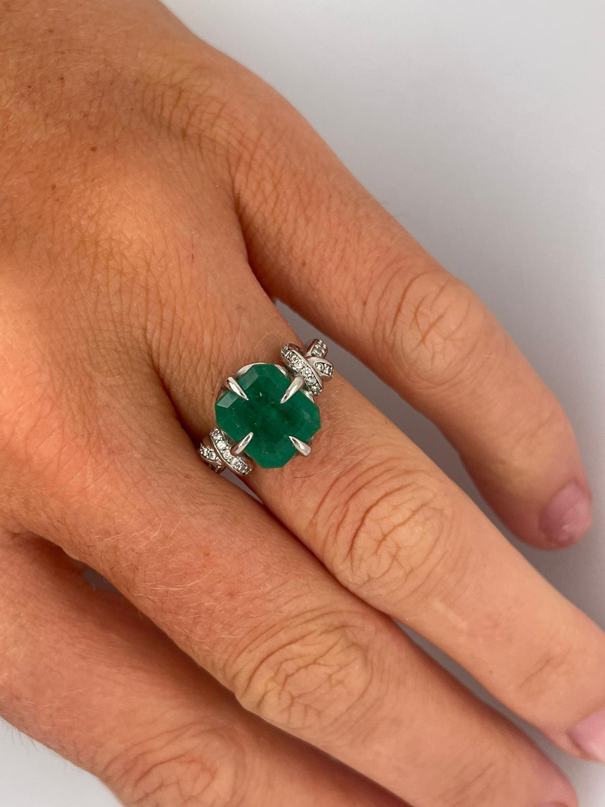 Im Angebot: 4 Karat Smaragd Solitär in Platin mit Diamantknöpfen () 7