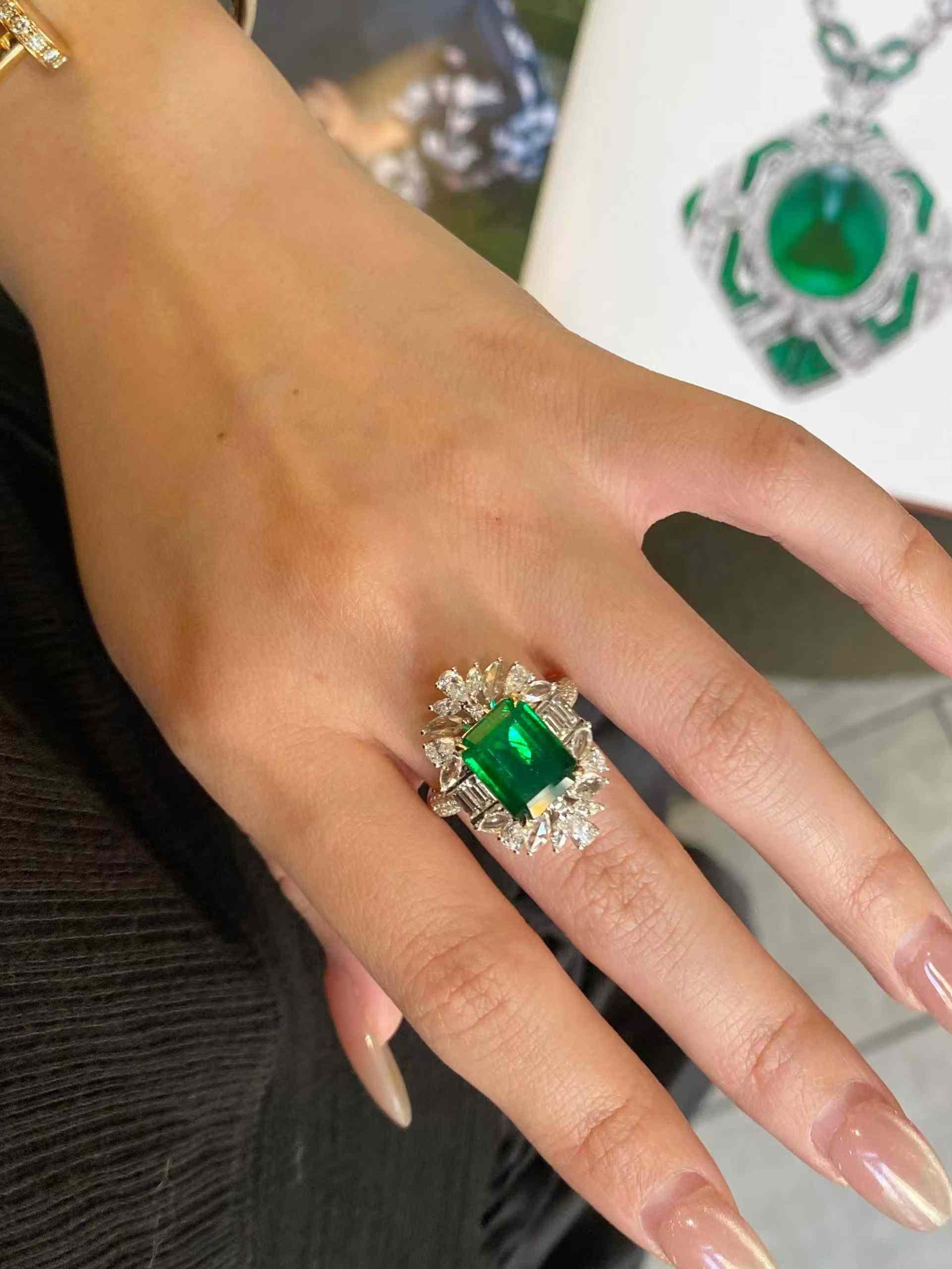 Contemporain Bague de halo en or blanc 18k avec émeraude de 4ct et diamant blanc multi-forme de 1,50ct en vente