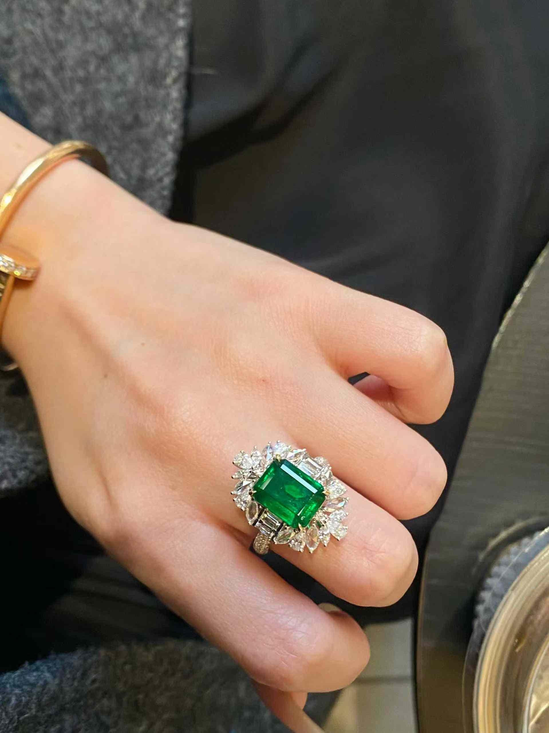 Taille émeraude Bague de halo en or blanc 18k avec émeraude de 4ct et diamant blanc multi-forme de 1,50ct en vente