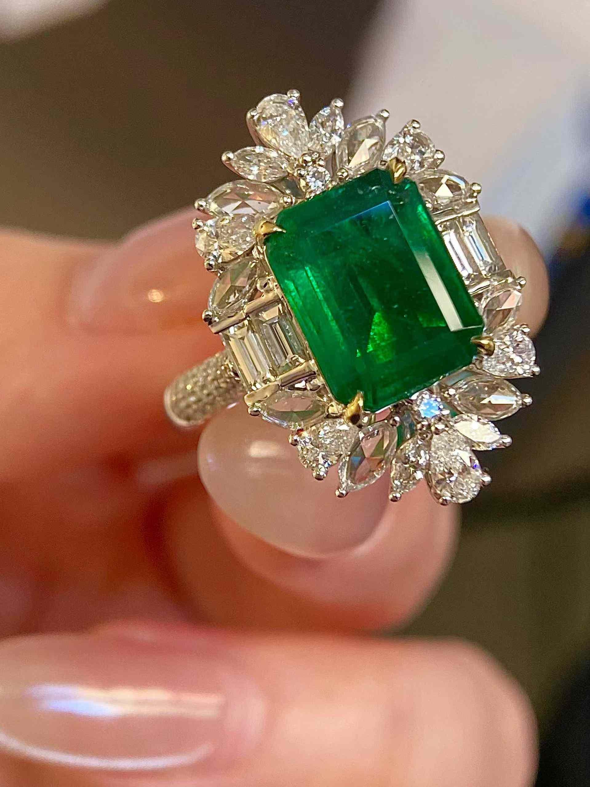 Bague de halo en or blanc 18k avec émeraude de 4ct et diamant blanc multi-forme de 1,50ct Neuf - En vente à Bucharest, Romania