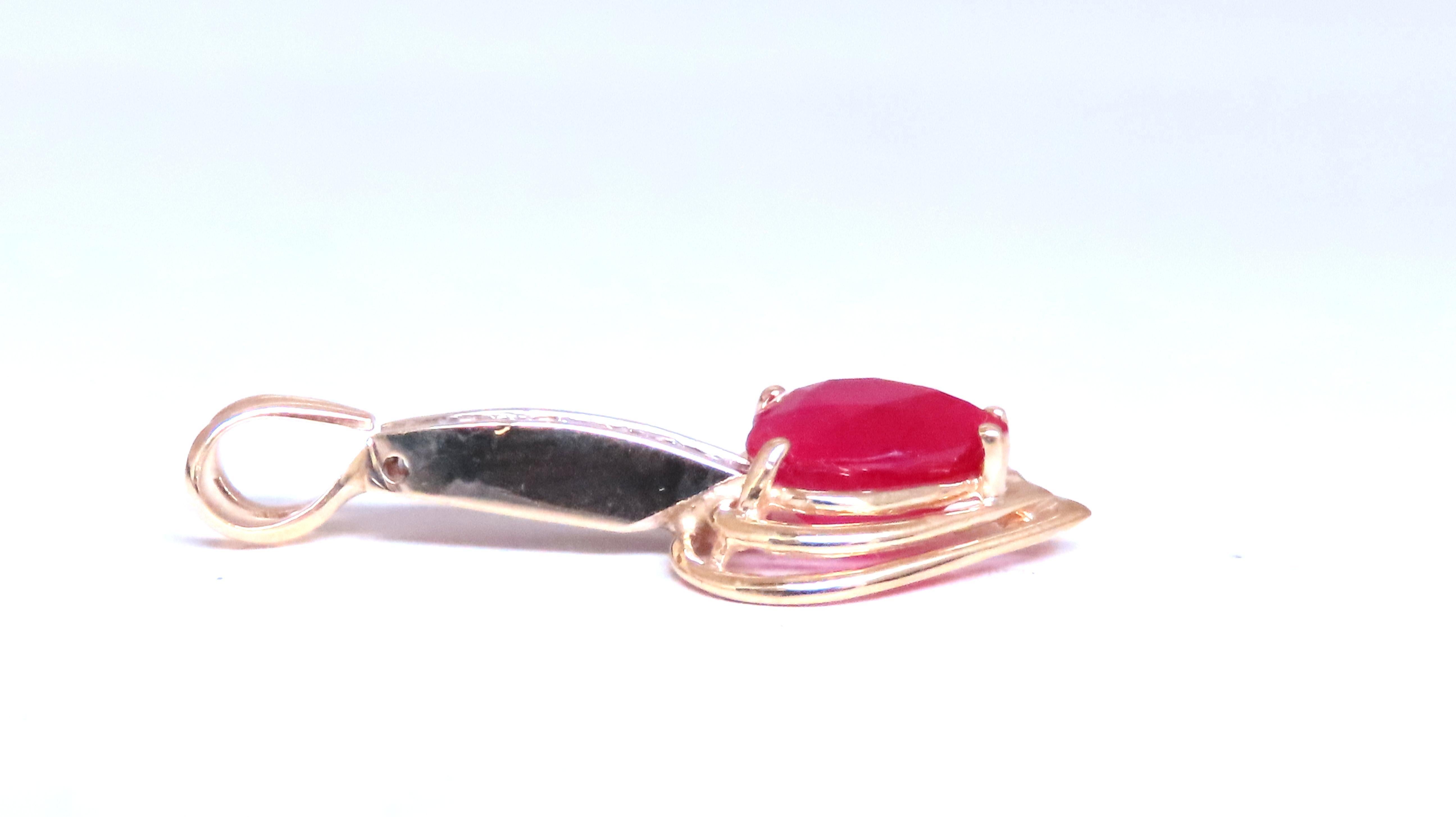 colgante rubí corazón 9 x 9 mm con claridad realzada 
rojo limpio claridad transparente 
0,30ct diamantes naturales redondos
k-color si-2 claridad 
Colgante de oro amarillo de 14 quilates 31 x 13 mm
2.8mm