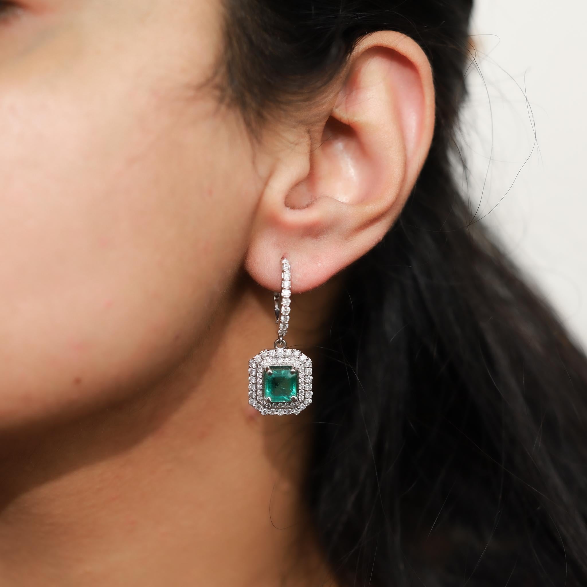 4ct Exceptional Natural Emerald Diamond Dangle Earrings, Halo Diamond 18k gold In New Condition For Sale In Jaipur, RJ