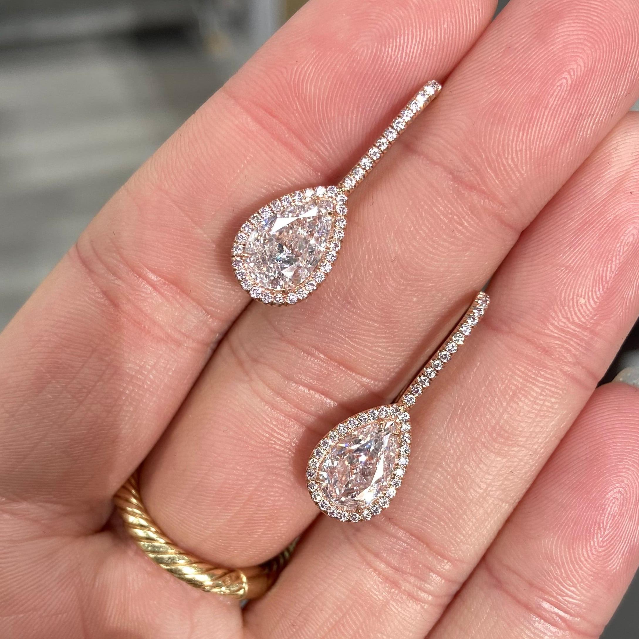 4ct Light Pink Pear Diamond Drop Earrings In New Condition For Sale In New York, NY