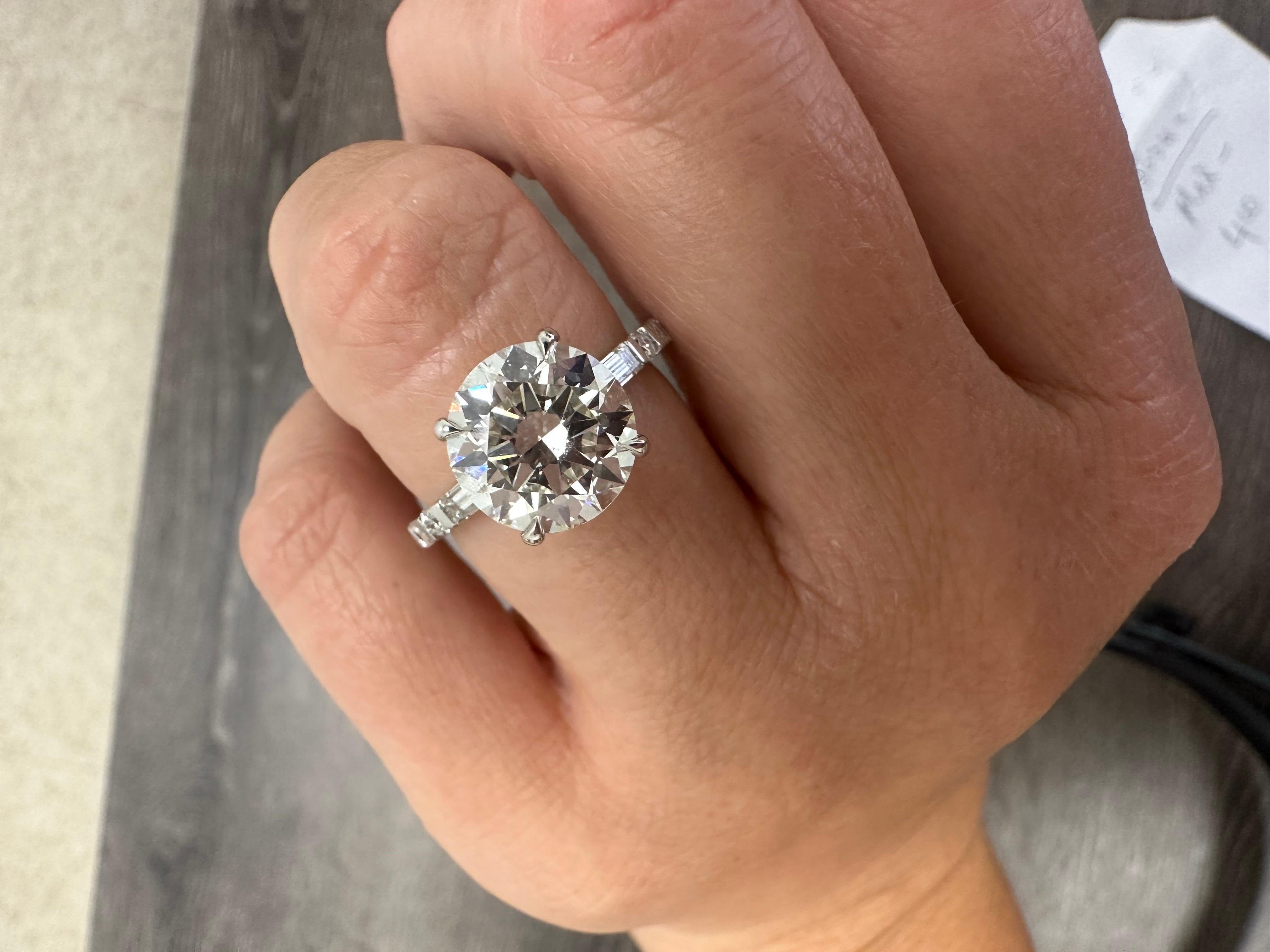4ct moissanite diamond ring 18Kt white gold engagement ring  In New Condition For Sale In Boca Raton, FL