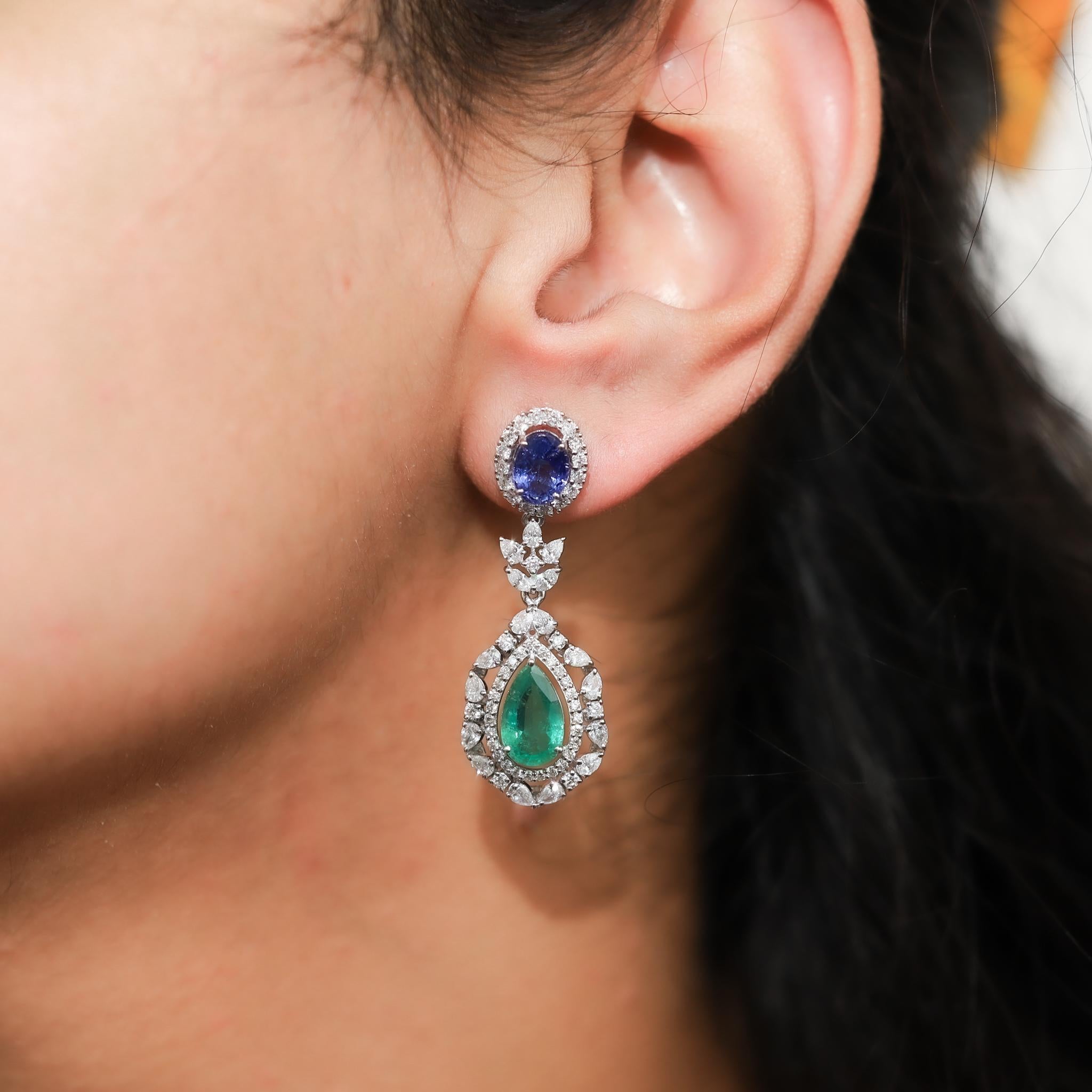 4ct Natural Emerald and 2ct Tanzanite Dangle Earrings Halo Diamond in 18k gold In New Condition For Sale In Jaipur, RJ