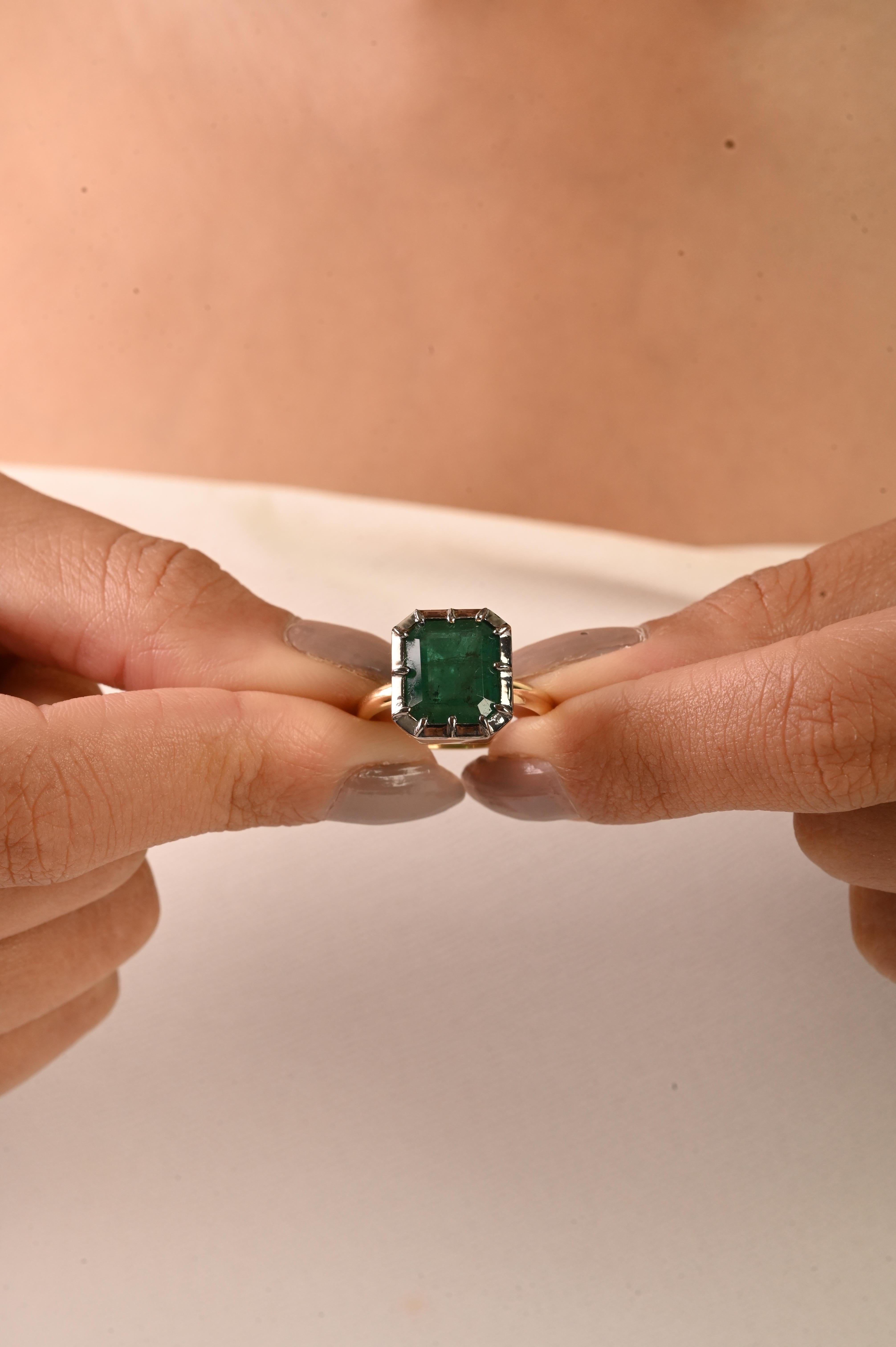 En vente :  Bague solitaire de style géorgien en or 18 carats avec rhodium noir, 4 carats d'émeraude naturelle 8