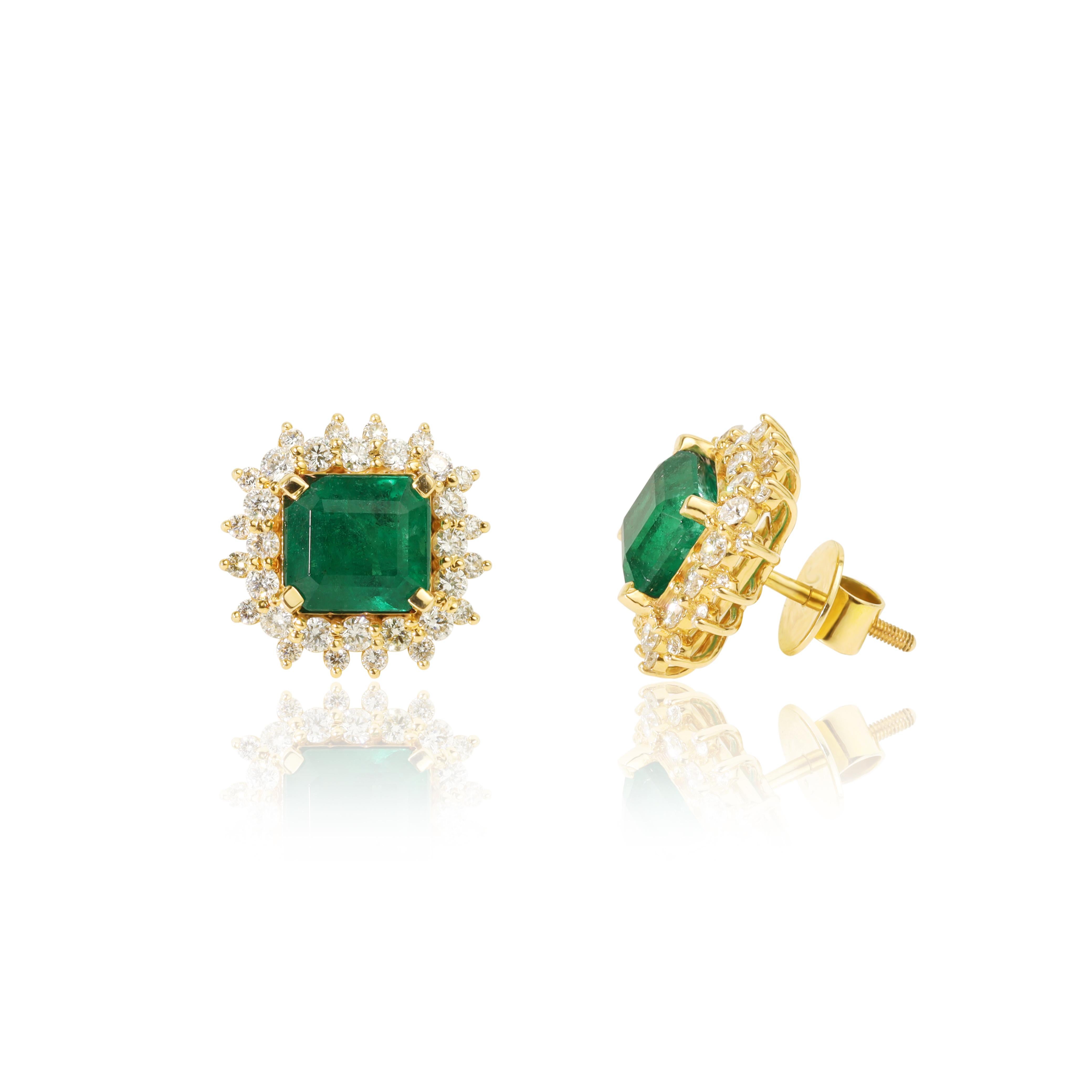 4 Carat Zambian Emerald and Natural Diamond Halo Earring In 18K Solid Gold (Émeraude zambienne et diamant naturel) en vente 3