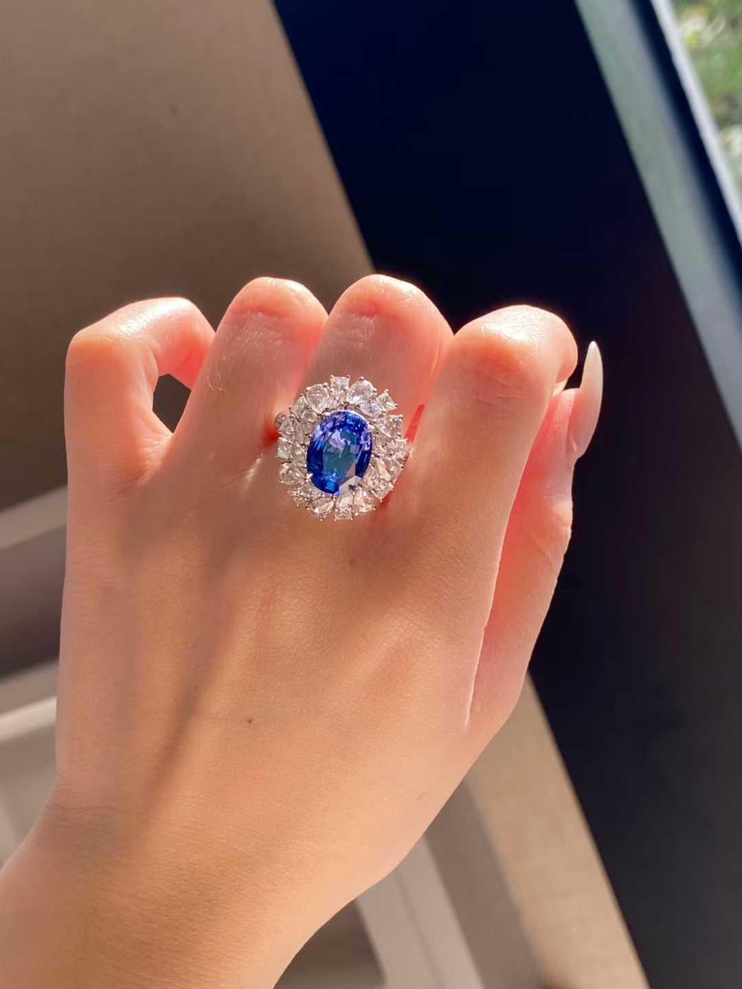 Anillo Halo de Zafiro de Corte Oval de 4 ct con Diamante Blanco Multiforma de 2,20 ct en Whi de 18k en Nuevo estado para la venta en Bucharest, Romania