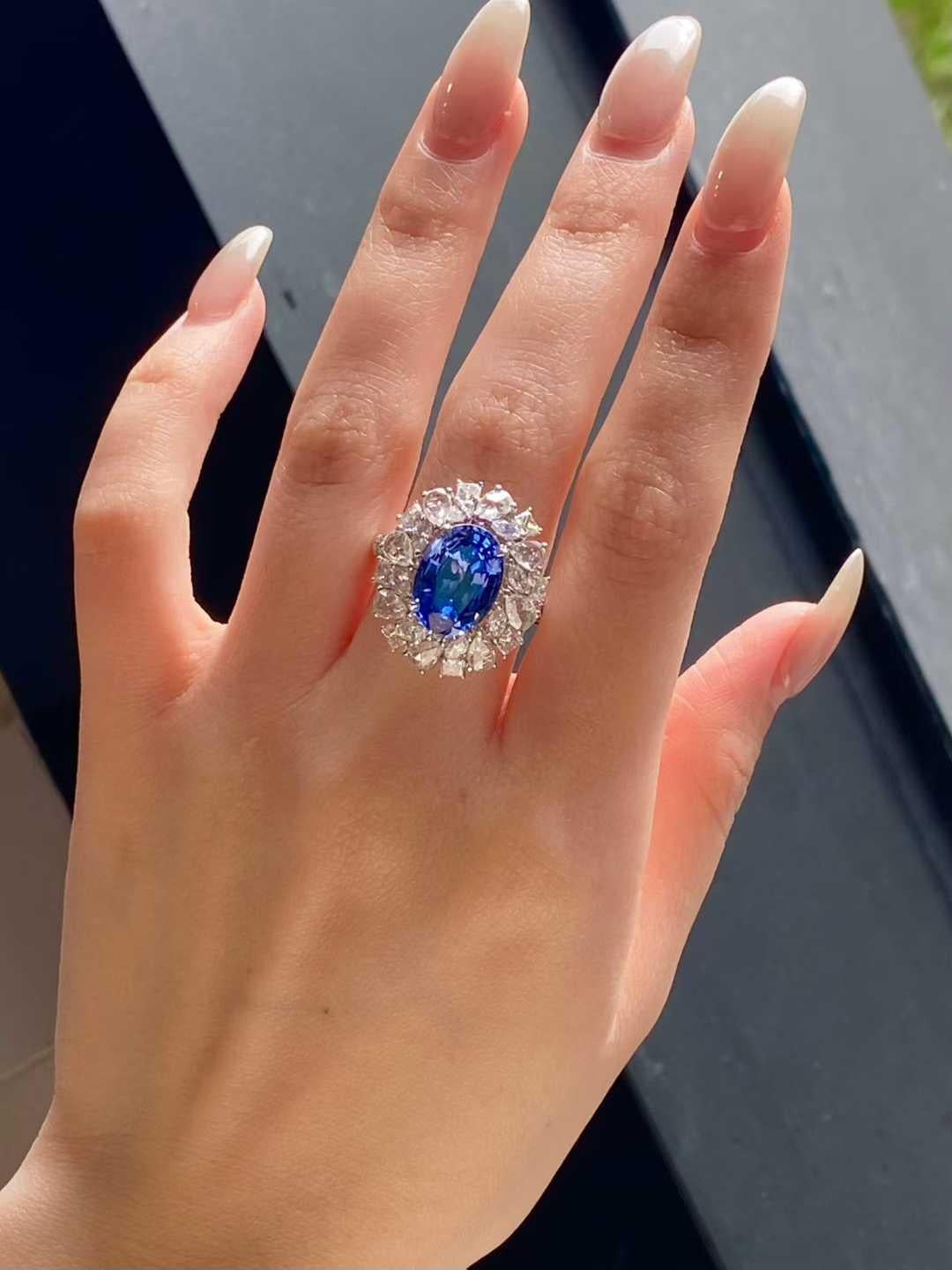 De las mujeres Anillo Halo de Zafiro de Corte Oval de 4 ct con Diamante Blanco Multiforma de 2,20 ct en Whi de 18k en venta