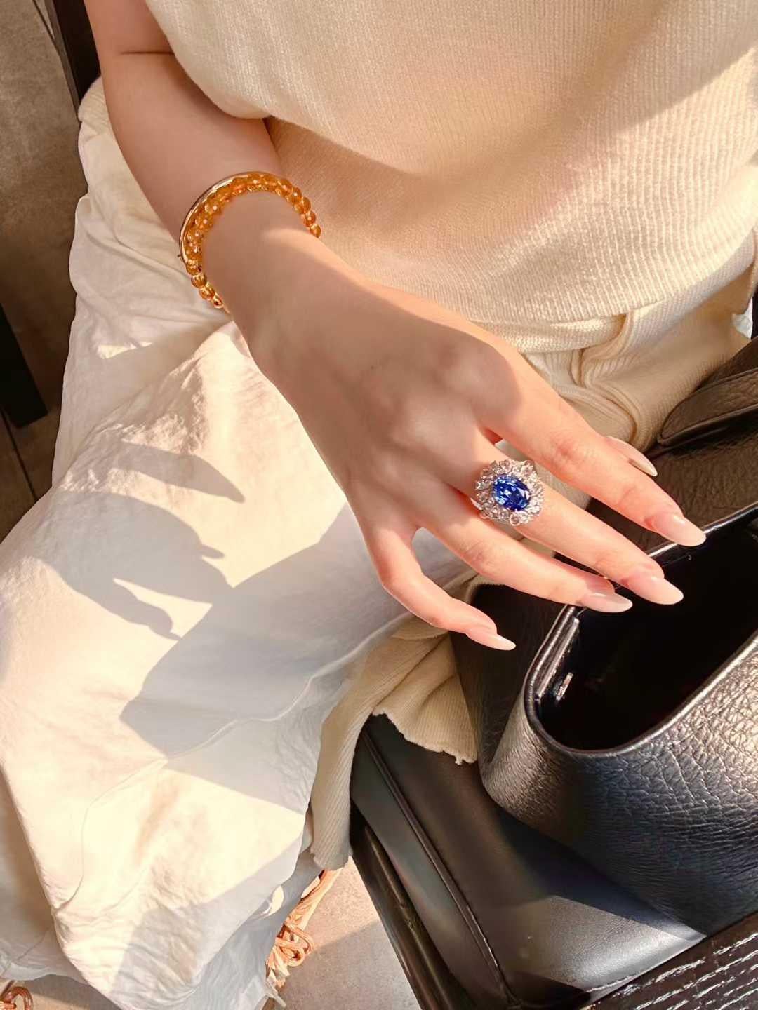 Anillo Halo de Zafiro de Corte Oval de 4 ct con Diamante Blanco Multiforma de 2,20 ct en Whi de 18k en venta 1