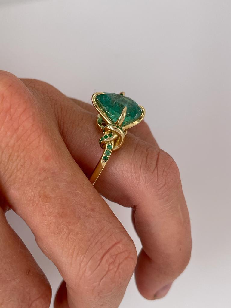 4ct pear cut emerald solitaire with emeralds in 18ct yellow gold 7