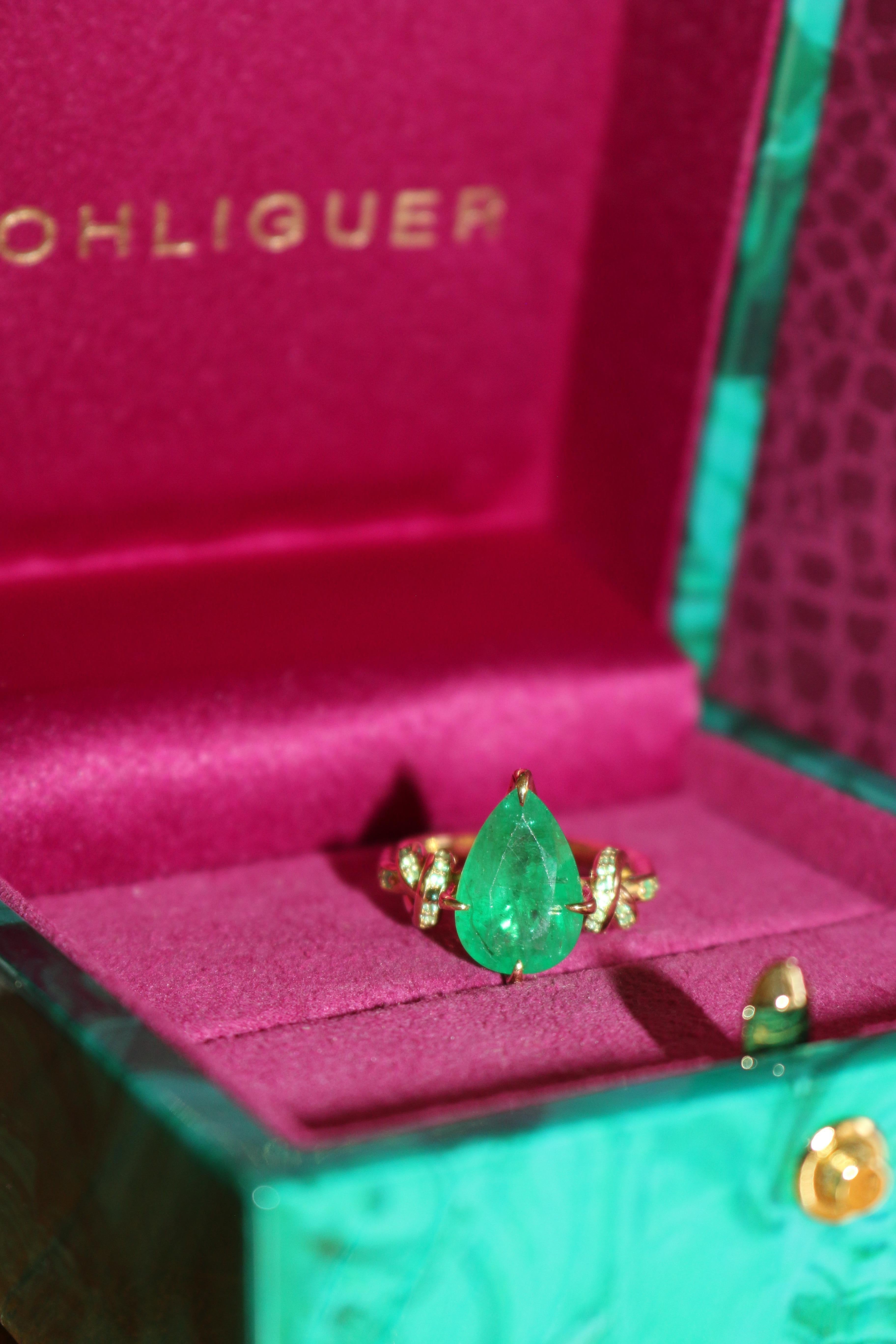 4ct Pear Cut Emerald Solitaire with Emeralds in 18ct Yellow Gold In New Condition For Sale In Brisbane, AU