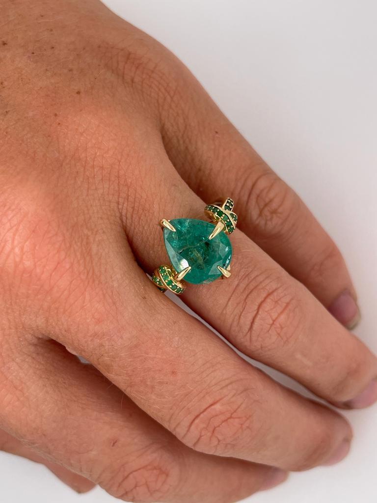 4ct pear cut emerald solitaire with emeralds in 18ct yellow gold 3