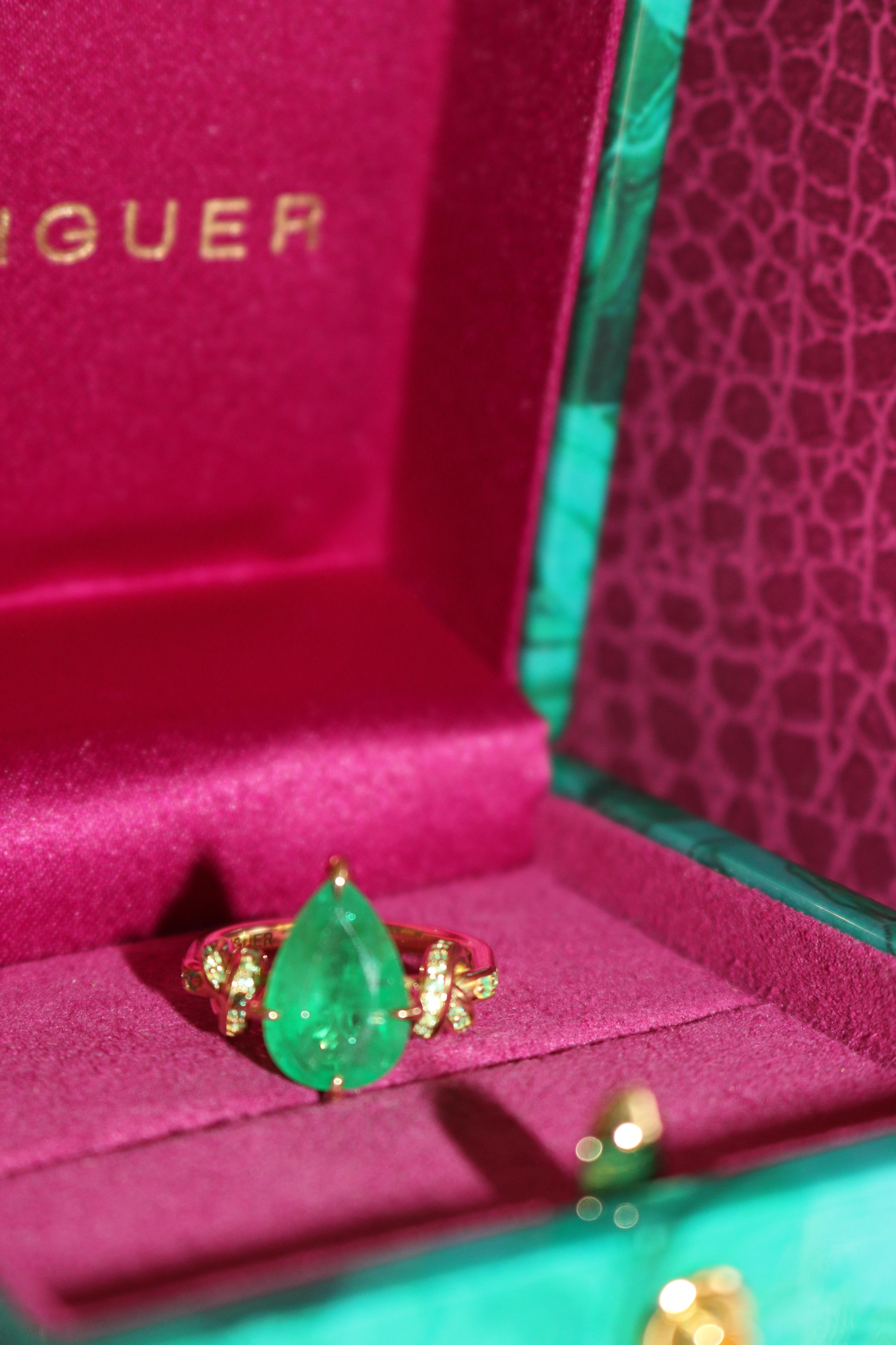 4ct Pear Cut Emerald Solitaire with Emeralds in 18ct Yellow Gold For Sale 5