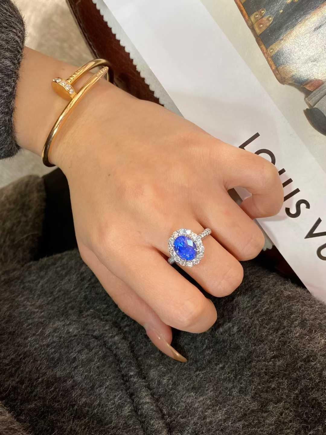 4ct Saphir mit 0,80ct runder Diamant Halo Ring in 18k Weißgold im Zustand „Neu“ im Angebot in Bucharest, Romania