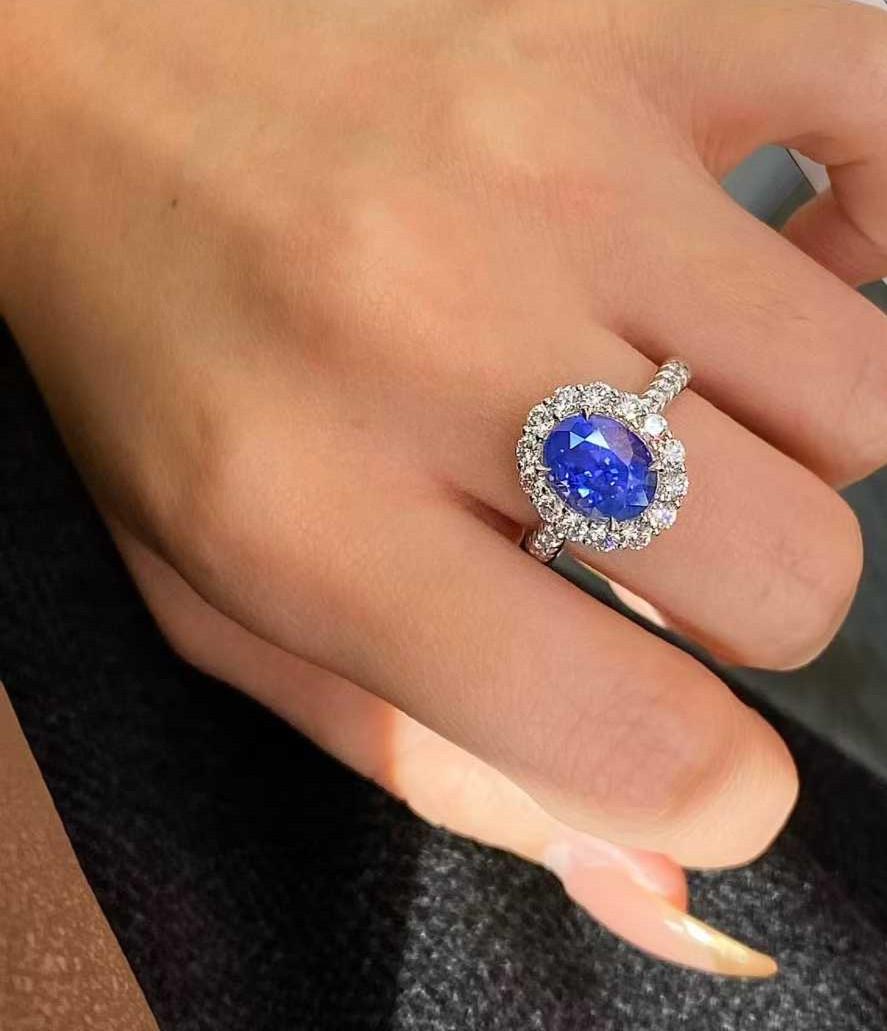 4ct Saphir mit 0,80ct runder Diamant Halo Ring in 18k Weißgold im Angebot 2