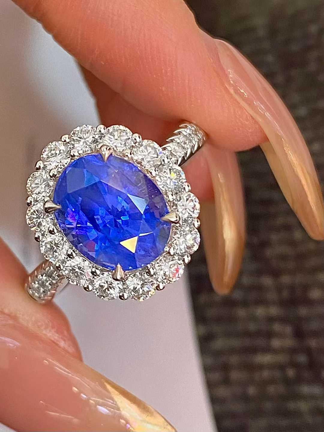 4ct Saphir mit 0,80ct runder Diamant Halo Ring in 18k Weißgold im Angebot 4