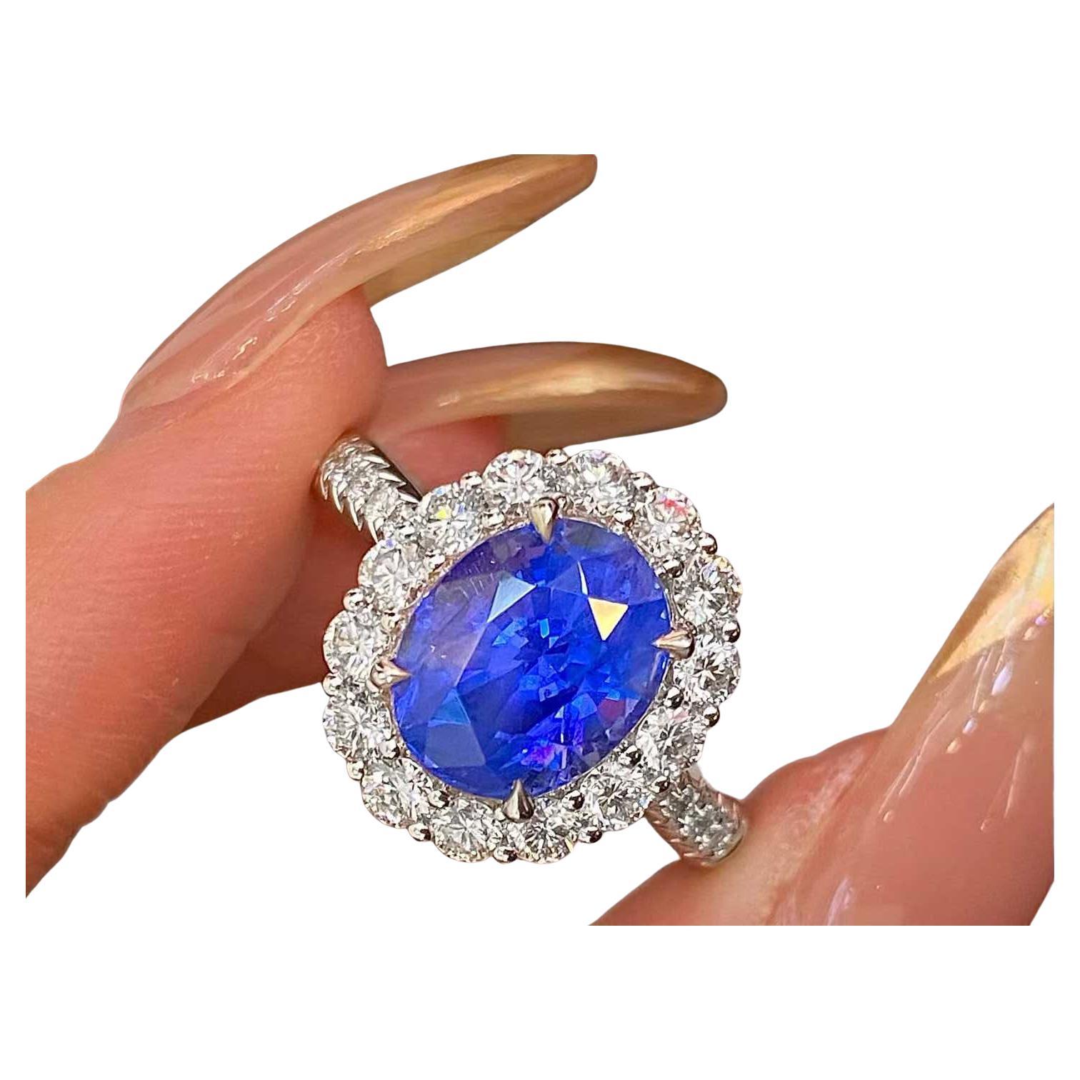 Bague halo en or blanc 18k avec saphir 4ct et diamant rond 0.80ct