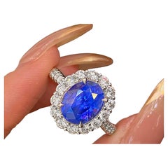 Bague halo en or blanc 18k avec saphir 4ct et diamant rond 0.80ct