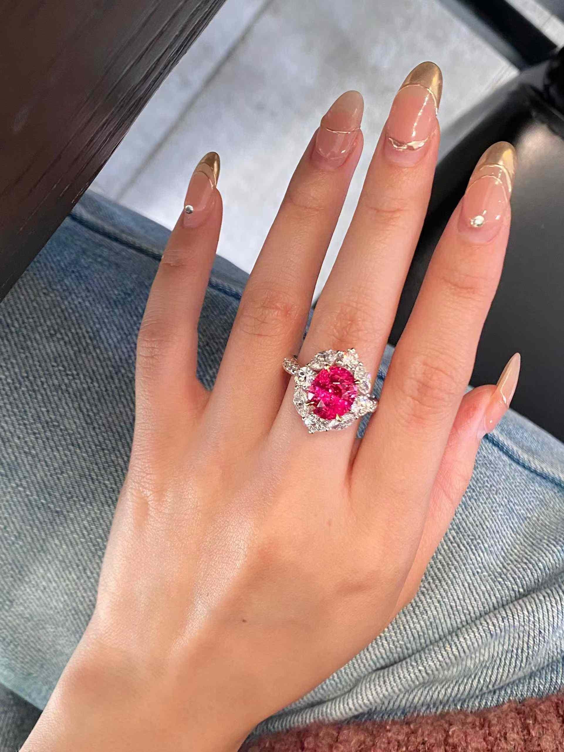 Anillo Halo de Espinela de 4 ct con Diamante Blanco de 2,20 ct en Oro Blanco de 18k en venta 4