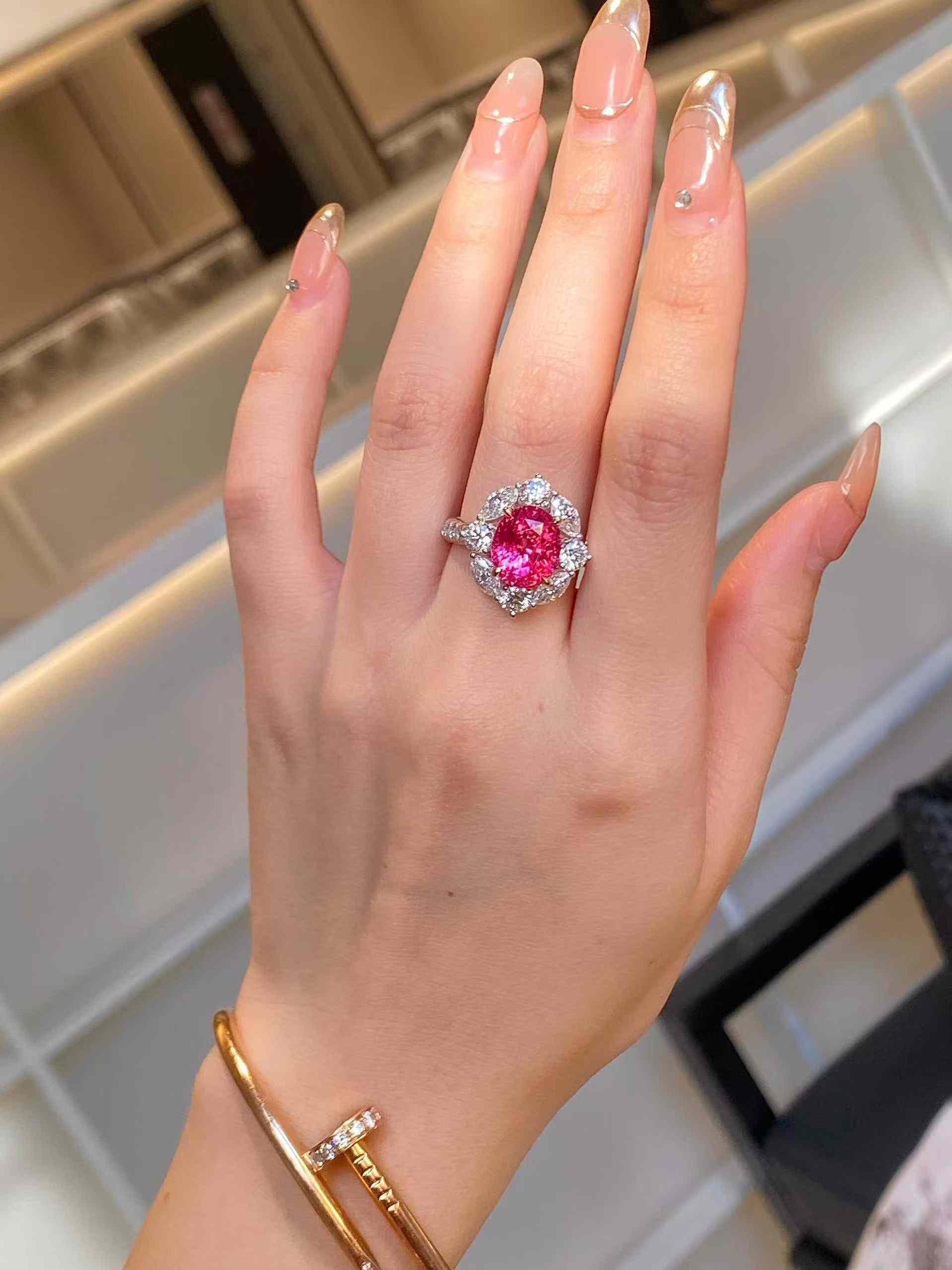 Anillo Halo de Espinela de 4 ct con Diamante Blanco de 2,20 ct en Oro Blanco de 18k en venta 5