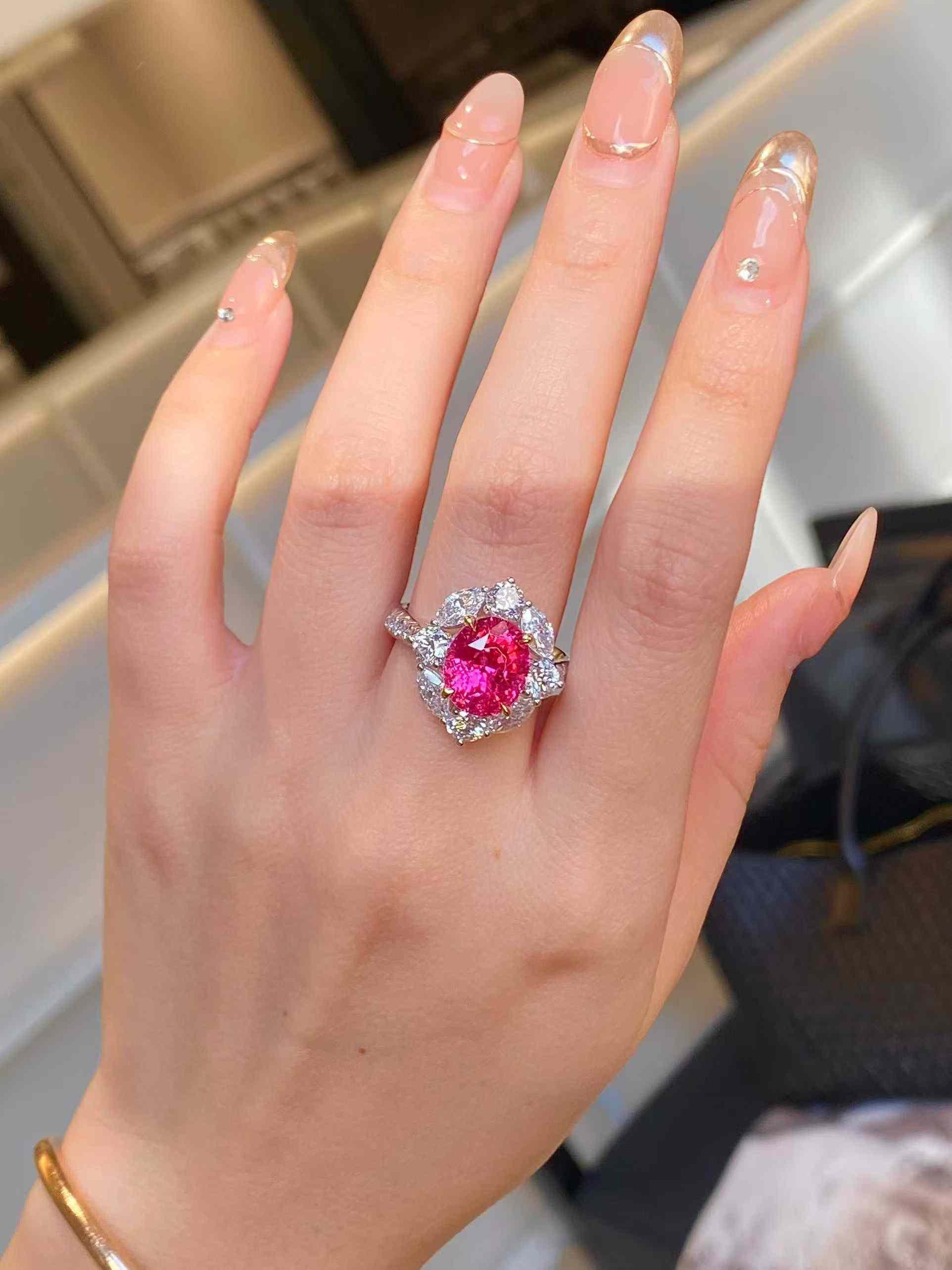 Anillo Halo de Espinela de 4 ct con Diamante Blanco de 2,20 ct en Oro Blanco de 18k en venta 3